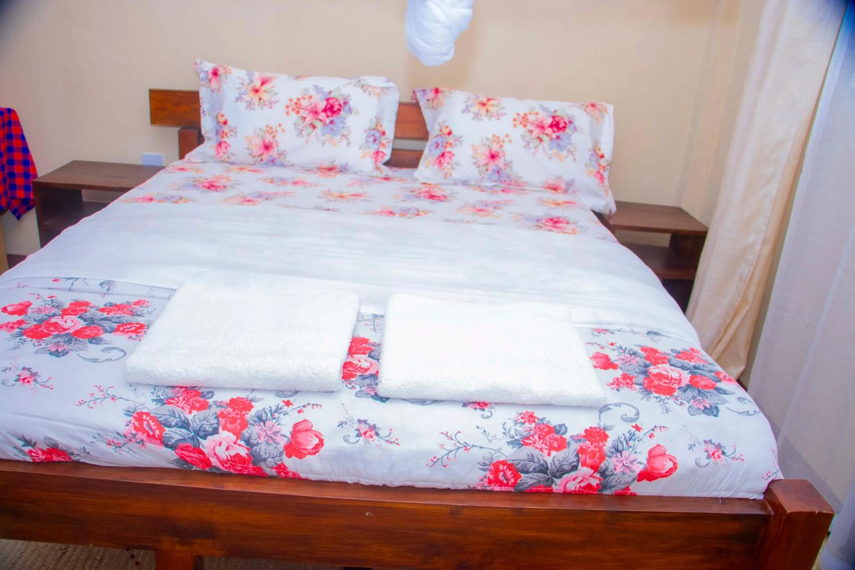 Bed in Endasawa Tree Lodge