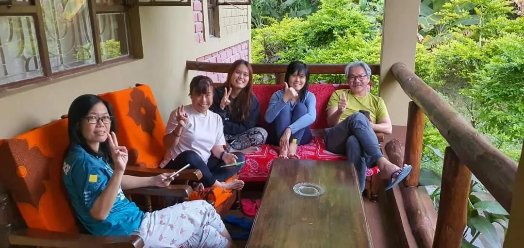 People in Endasawa Tree Lodge