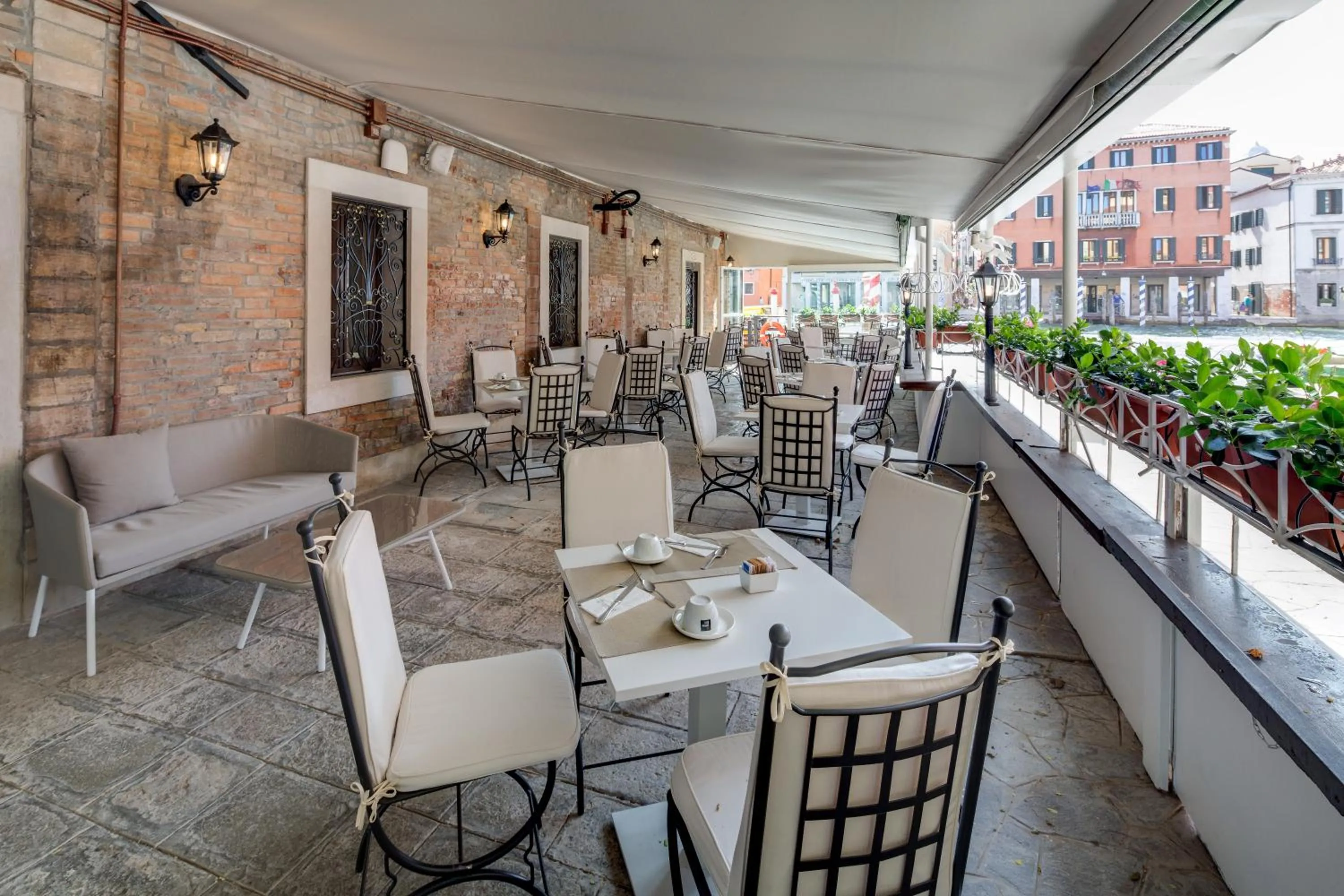 Patio in BW Premier Collection CHC Continental