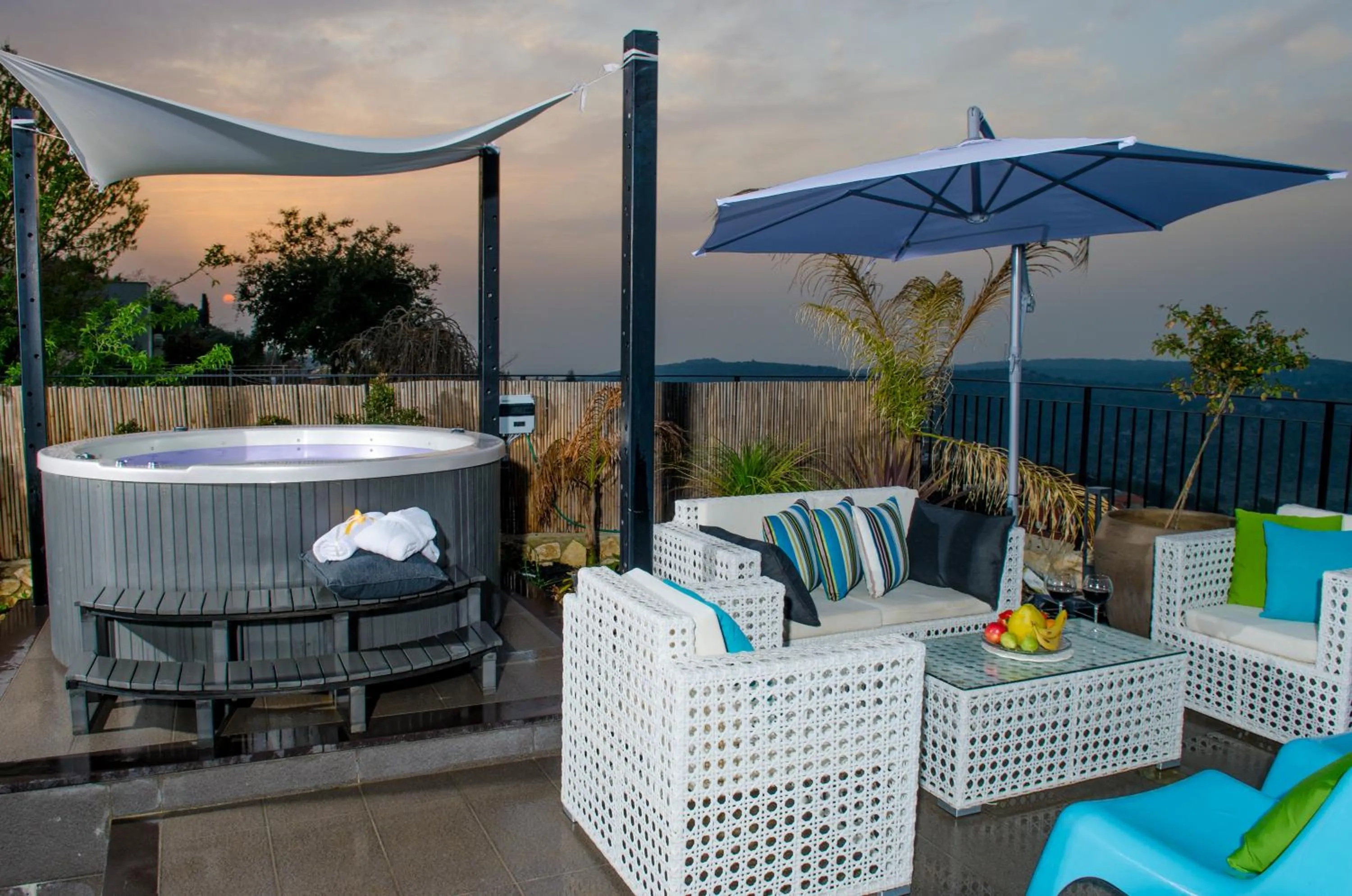 Hot Tub in The Fifties suites