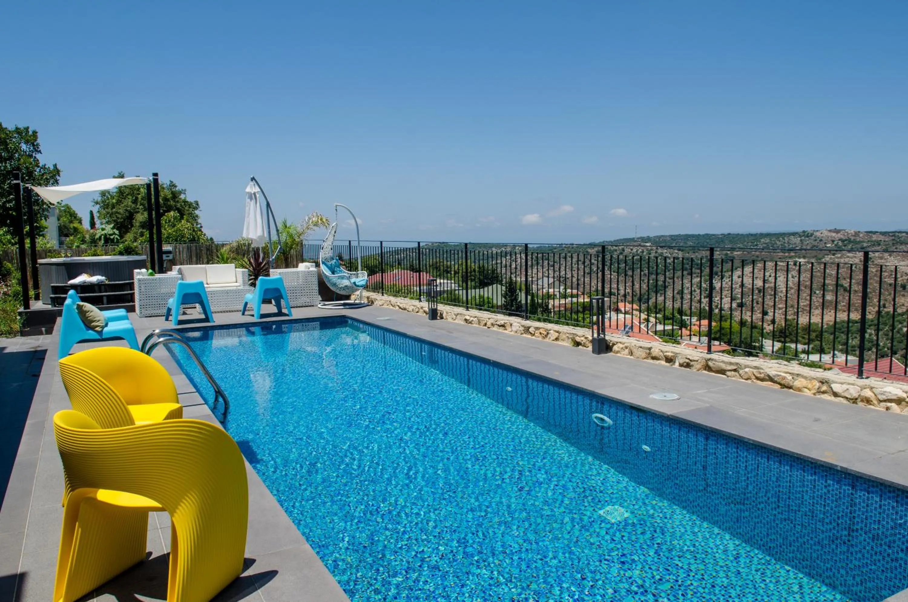 Hot Tub in The Fifties suites