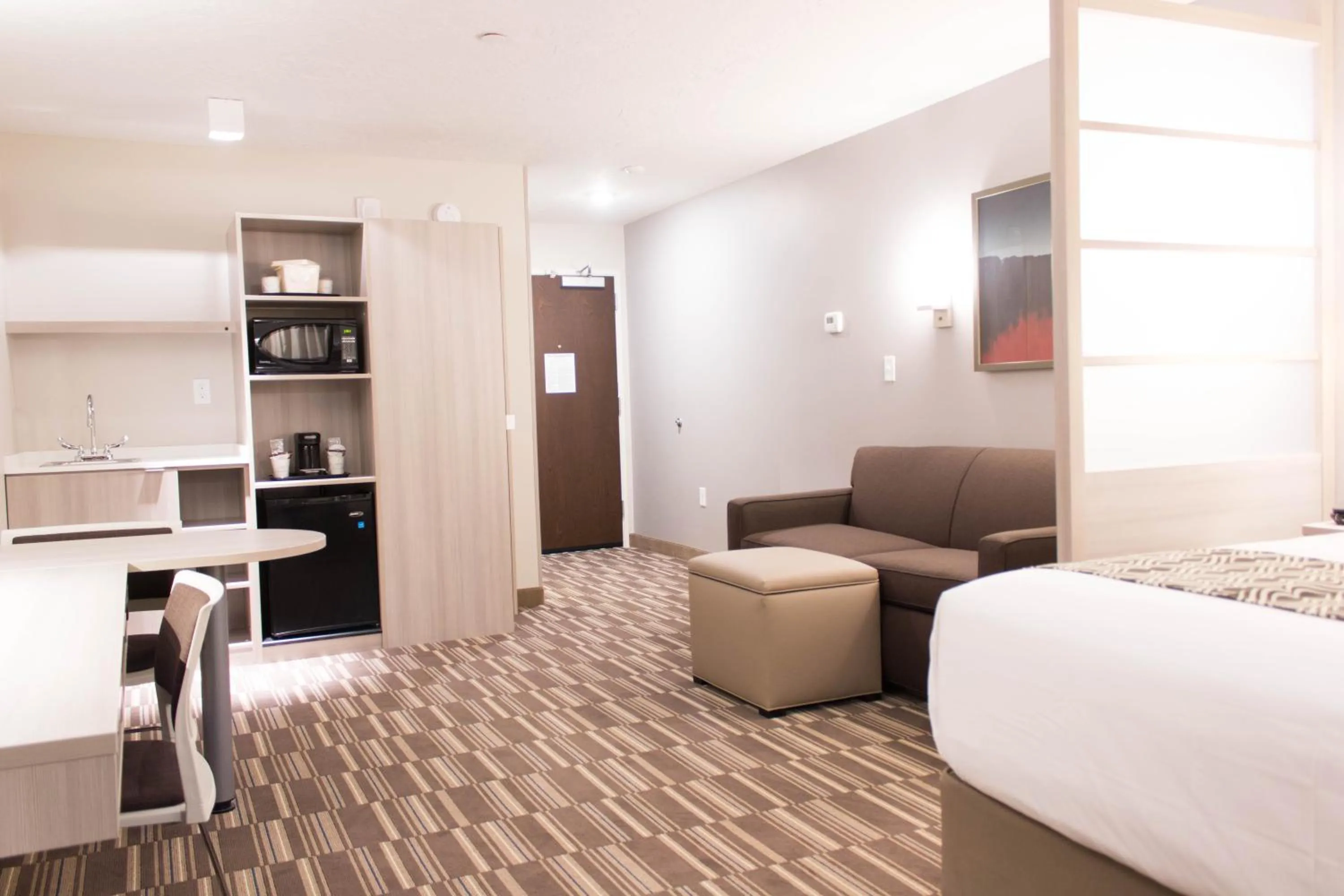 Living room, Bed in Microtel Inn & Suites by Wyndham Springville