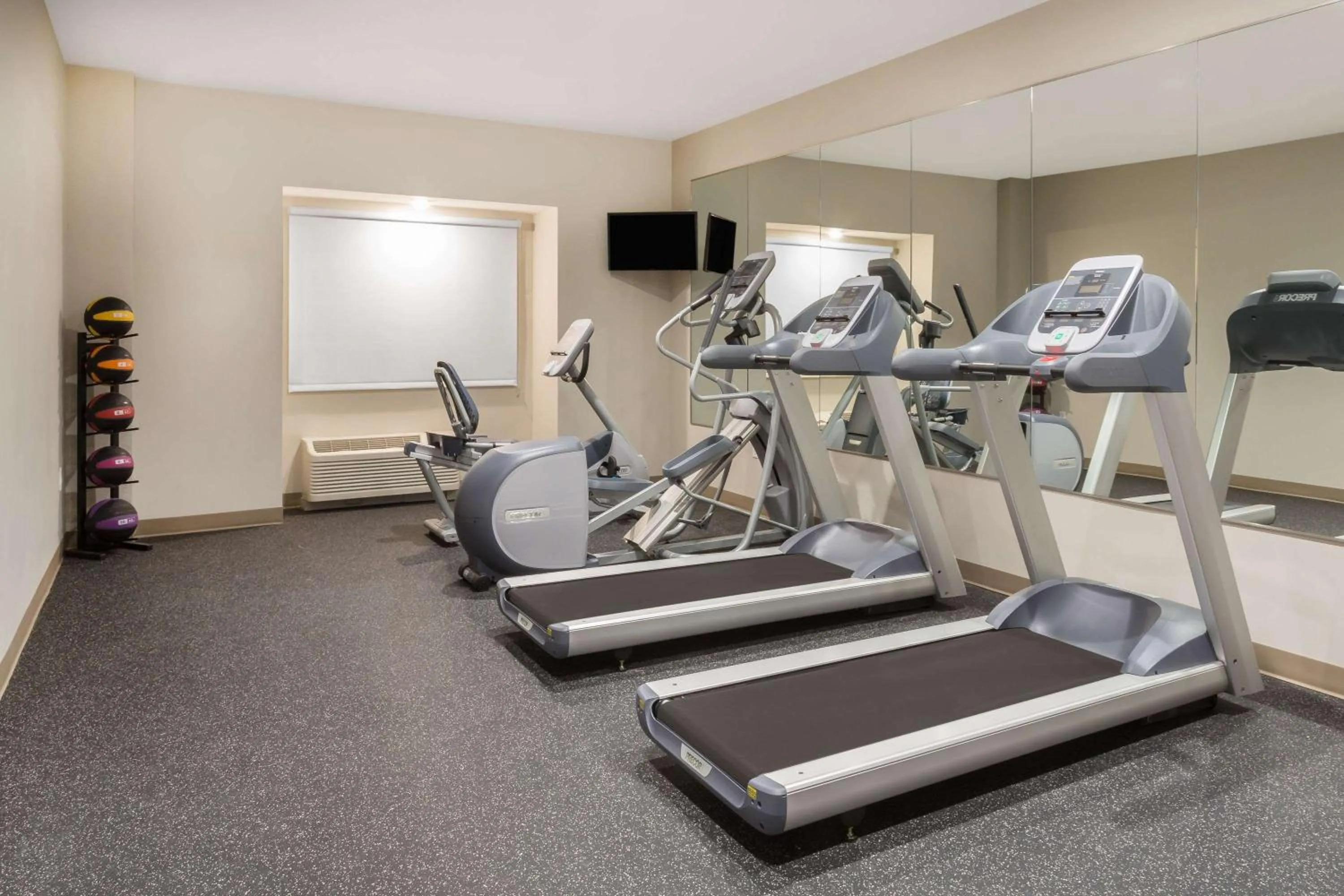 Fitness centre/facilities in Microtel Inn & Suites by Wyndham Springville
