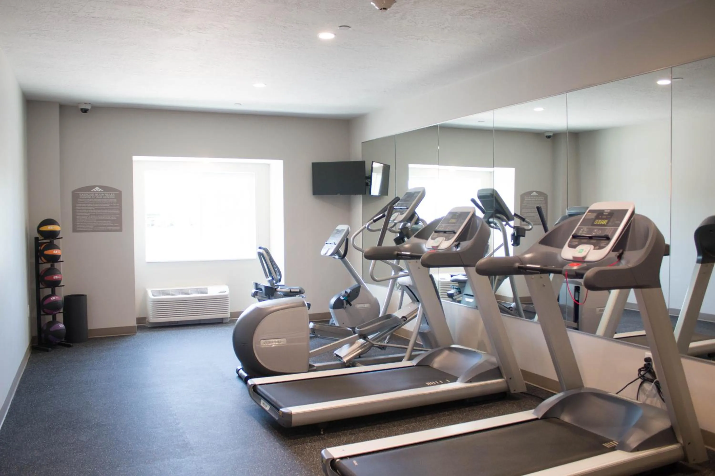 Fitness centre/facilities in Microtel Inn & Suites by Wyndham Springville