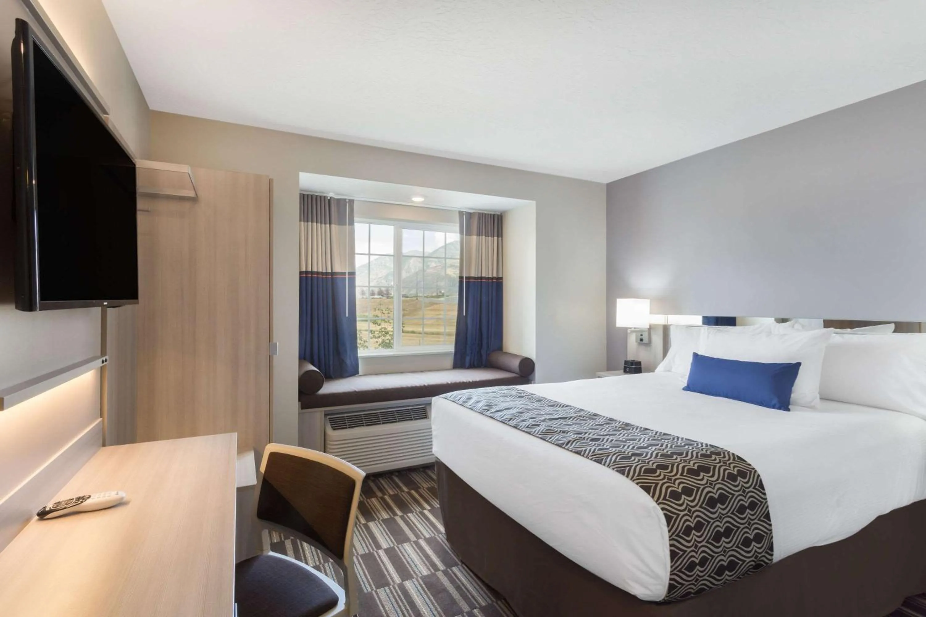 Photo of the whole room, Bed in Microtel Inn & Suites by Wyndham Springville