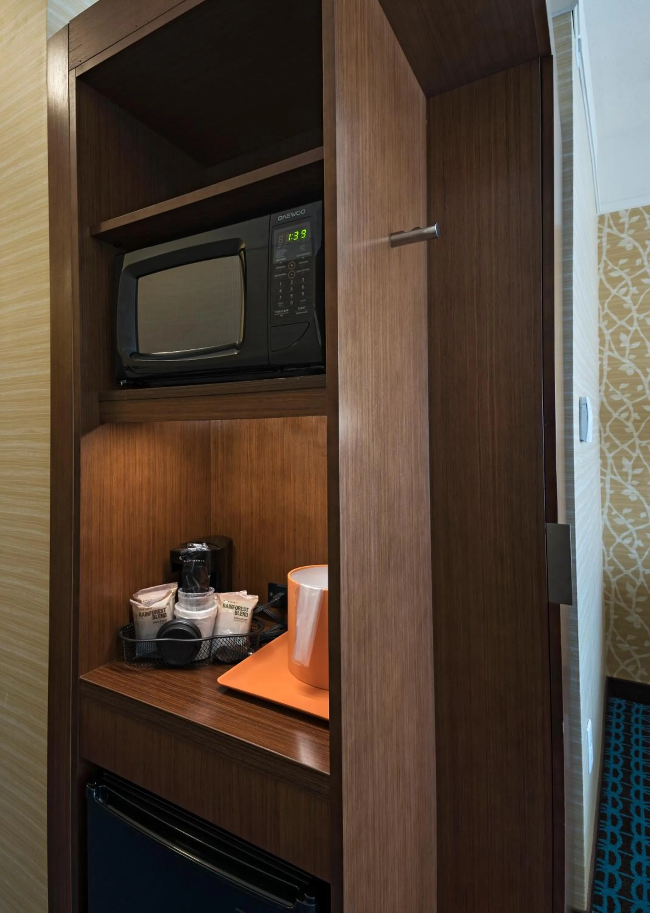microwave in Fairfield Inn & Suites by Marriott Dublin