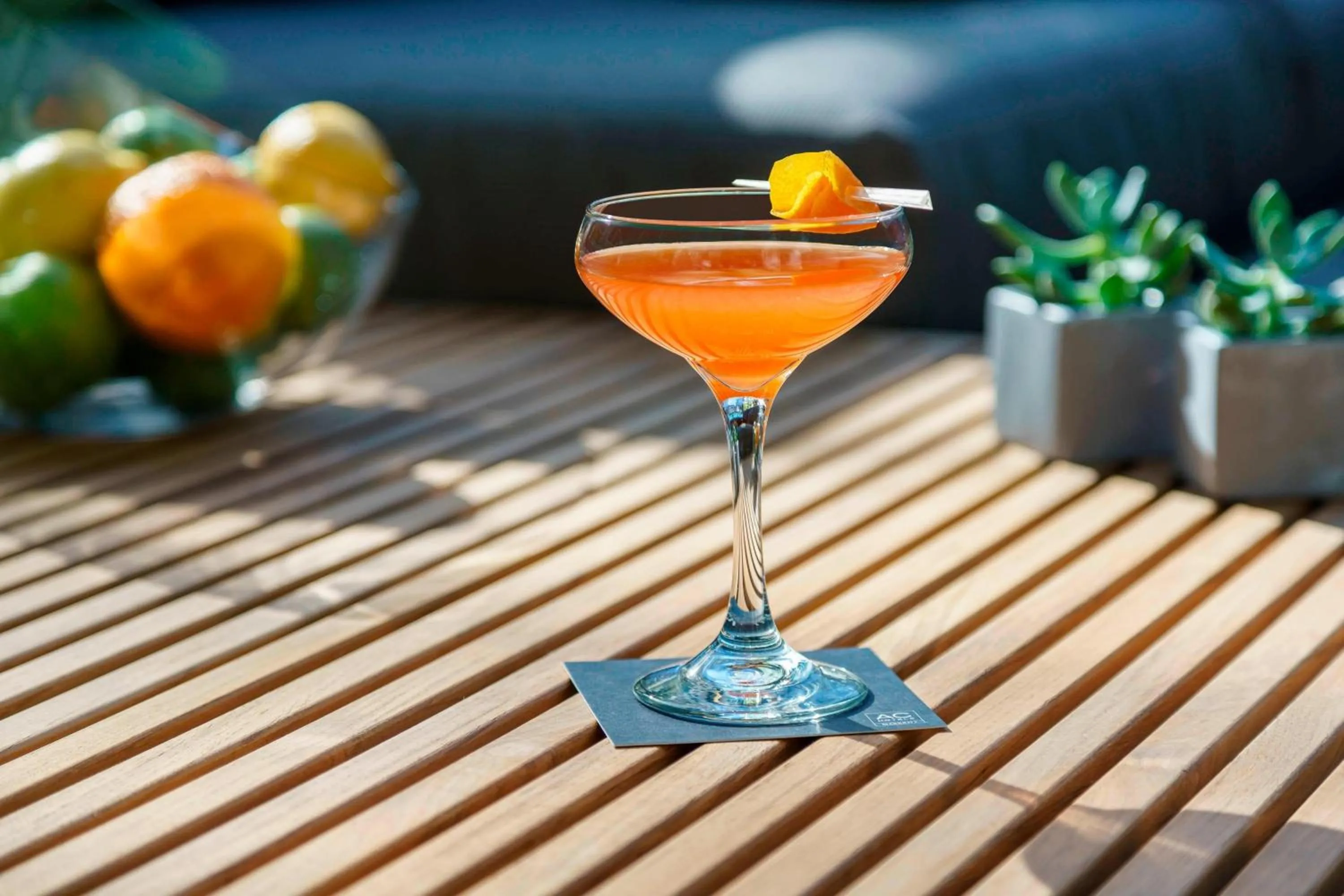 Lounge or bar in AC Hotel by Marriott San Francisco Airport/Oyster Point Waterfront