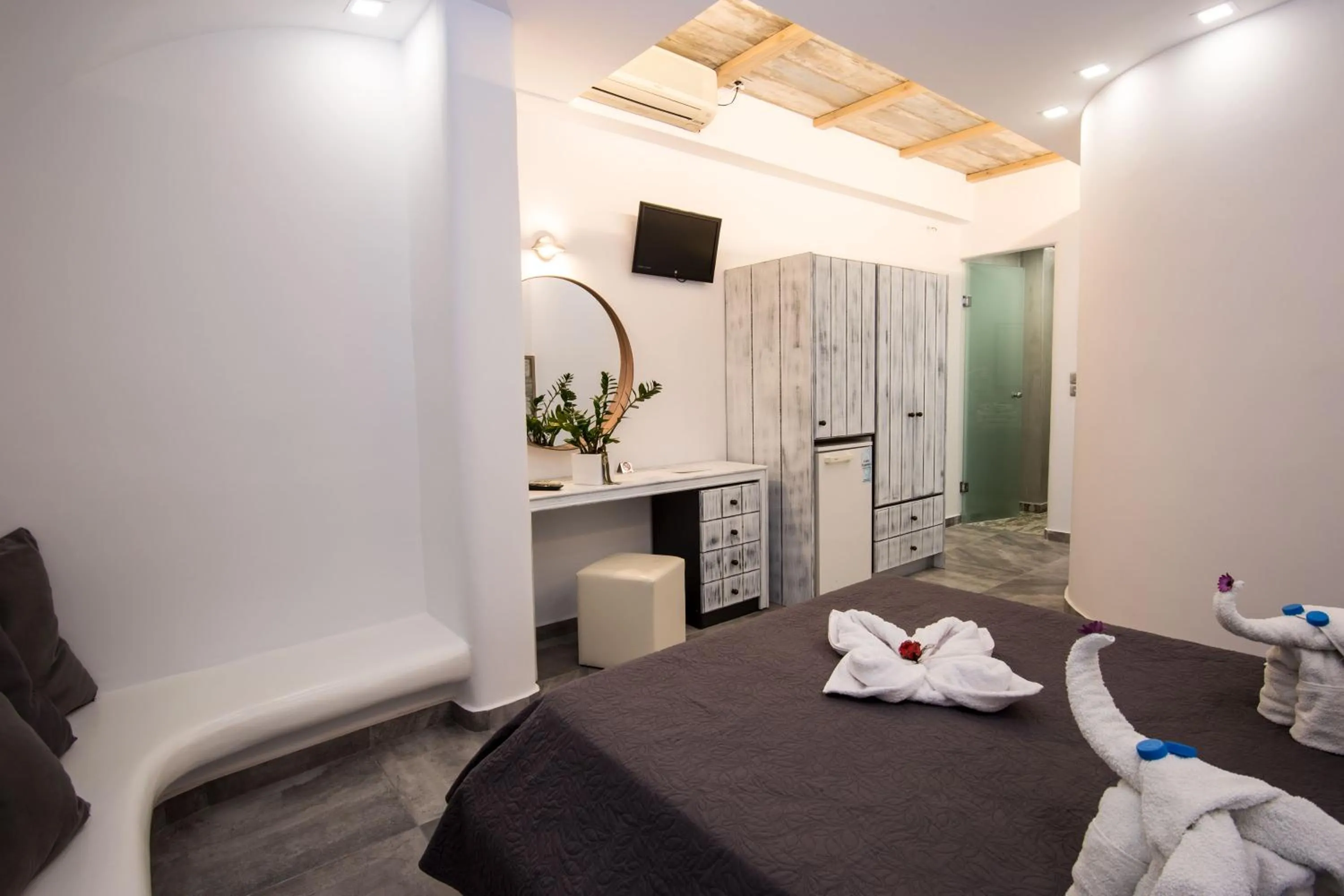 Photo of the whole room, Bed in Gianna Suites