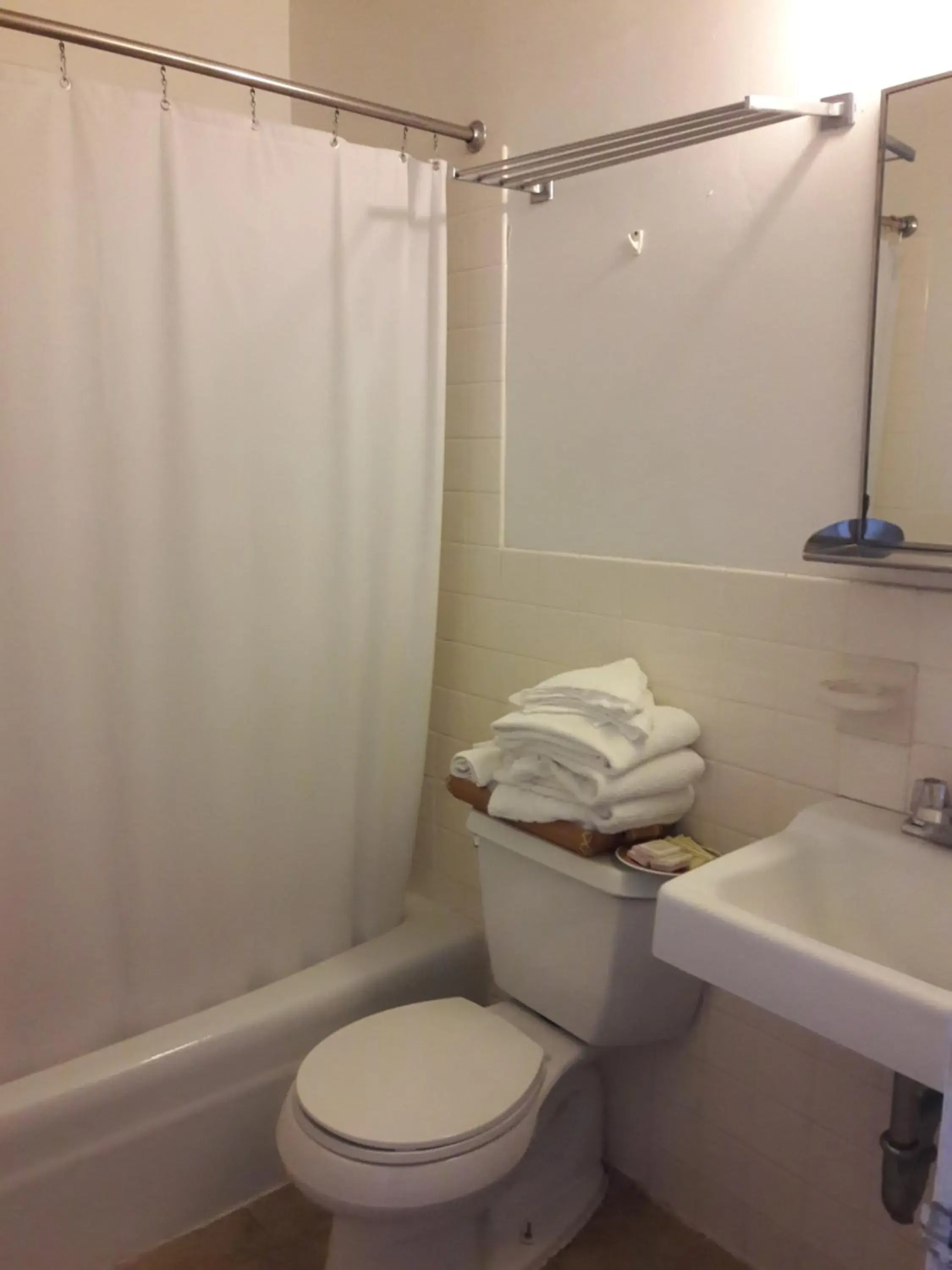 Semi-Private Double Room in Suitcase Motel & Travel Semi-Private Double Room in Suitcase Motel & Travel