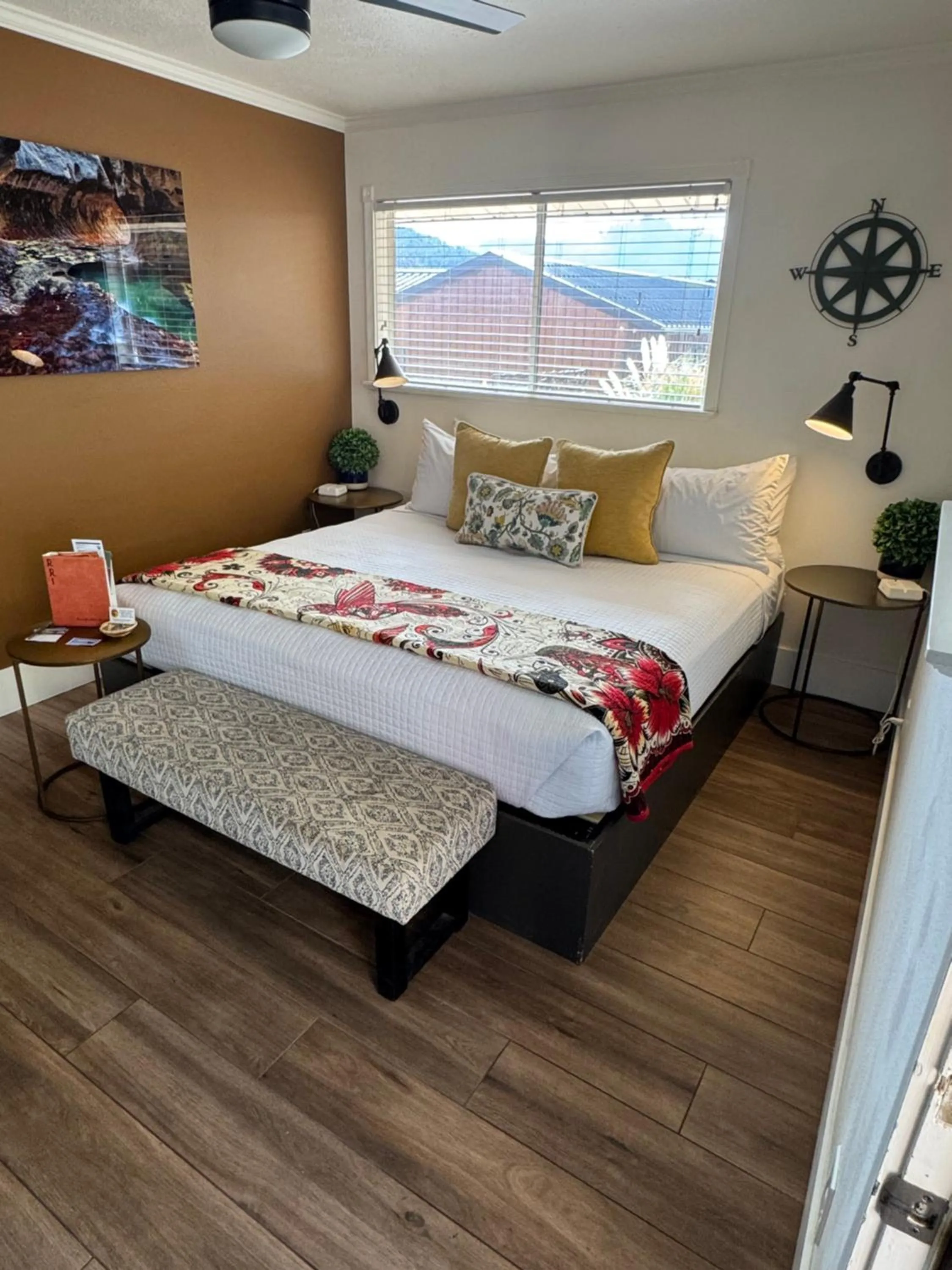 Photo of the whole room, Bed in Red Rock Inn Cottages