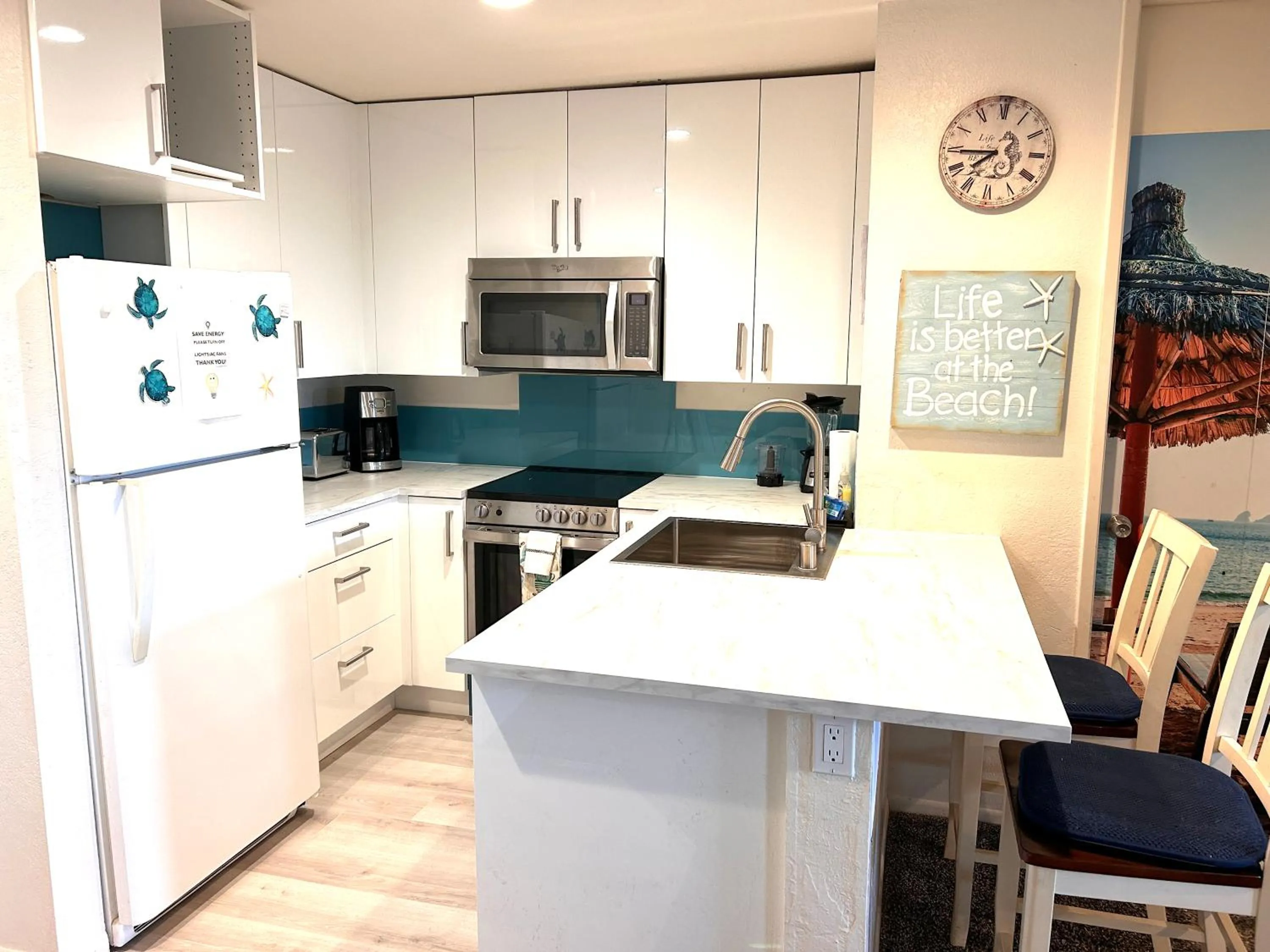 Kitchen or kitchenette in Beachside Retreat