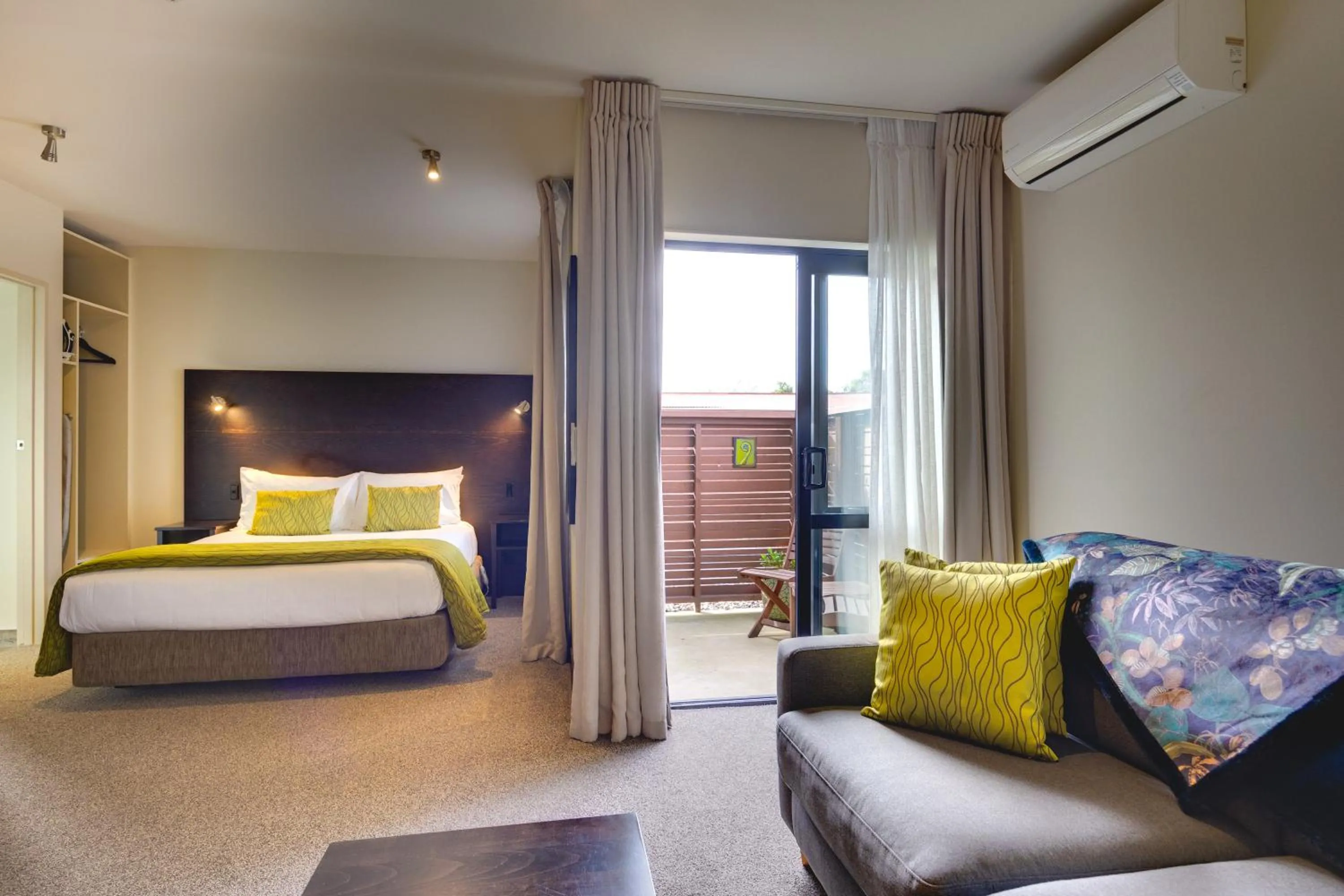 Patio, Bed in Ava Lodge