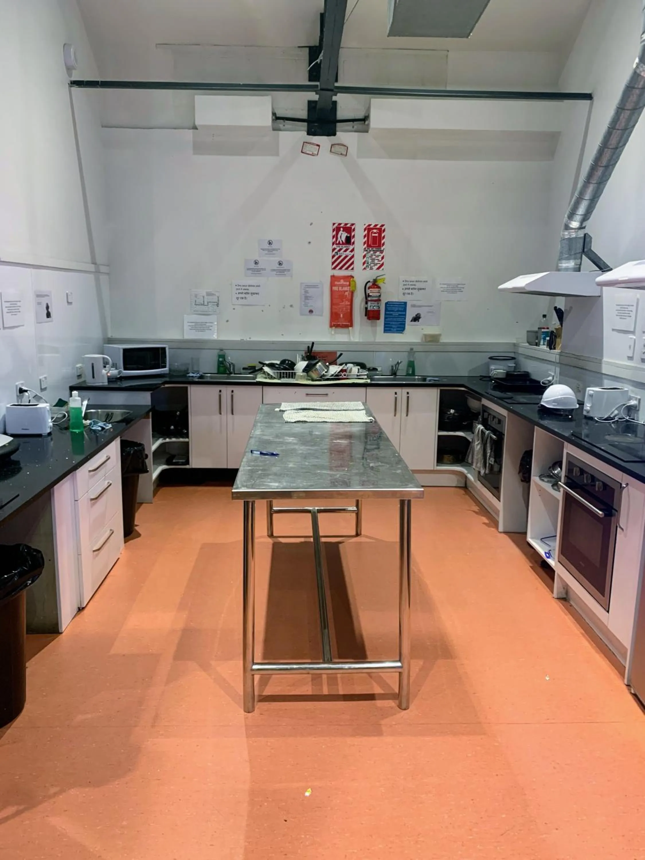 Kitchen or kitchenette in Metro Adventurer Backpackers