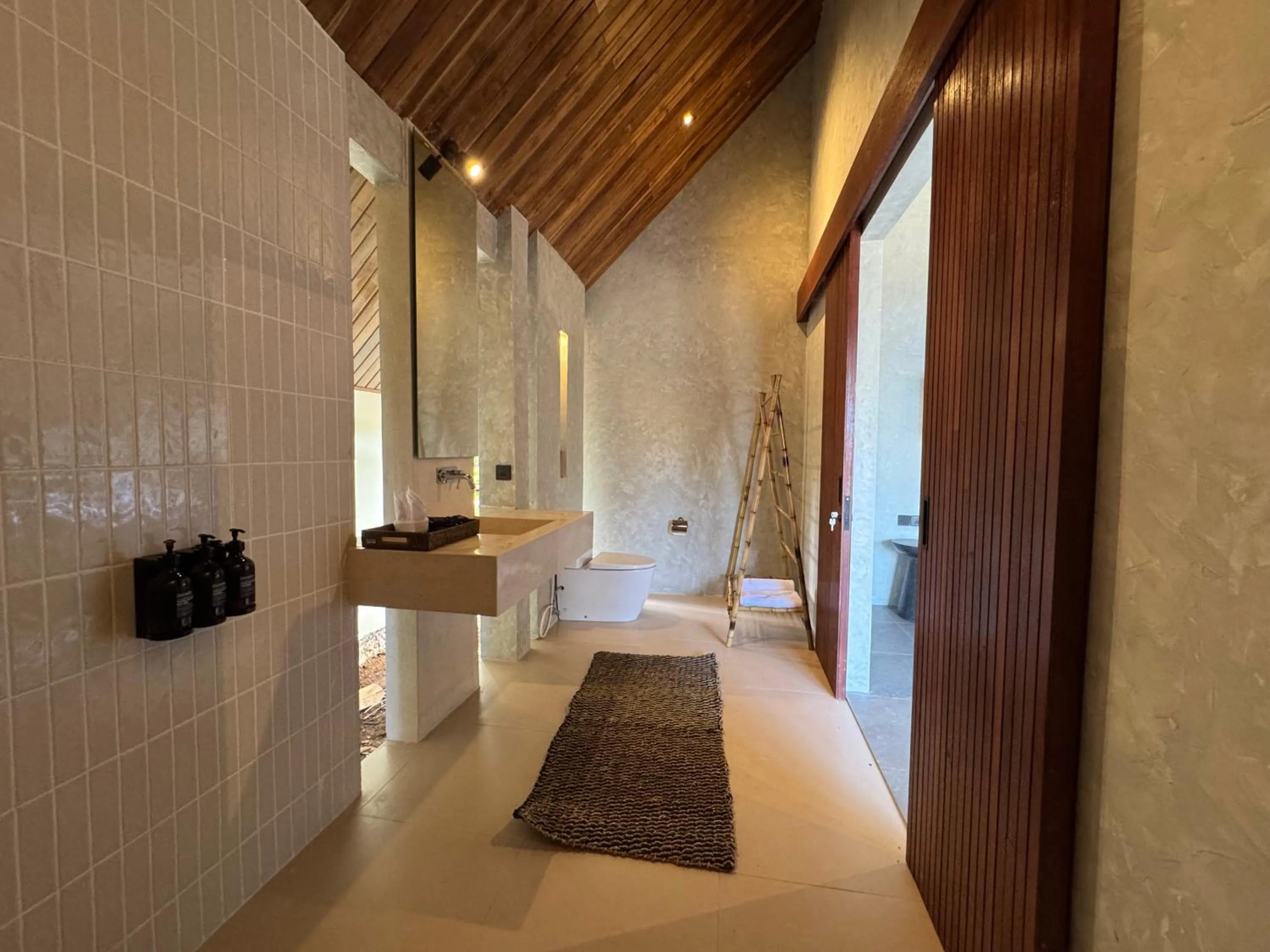 Bathroom in The Cubang Hut's Lembongan