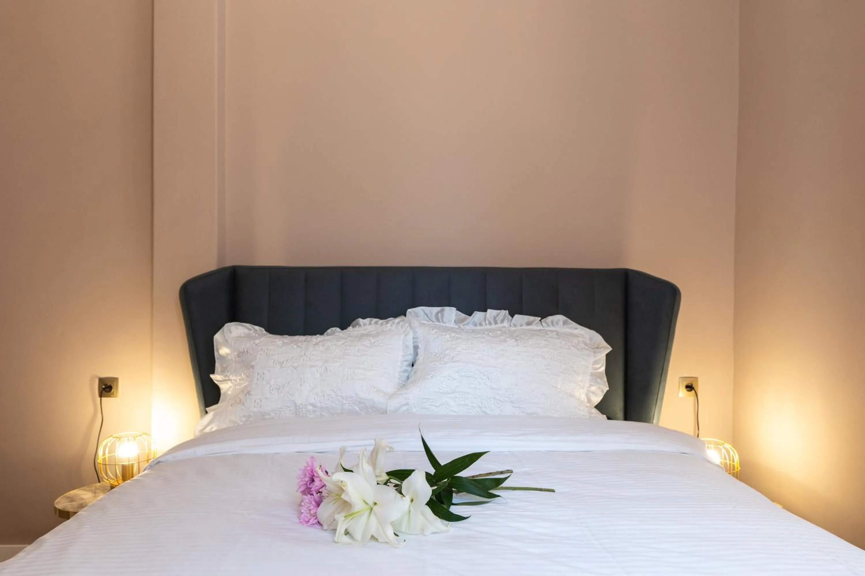 Photo of the whole room, Bed in Alexandria Hotel