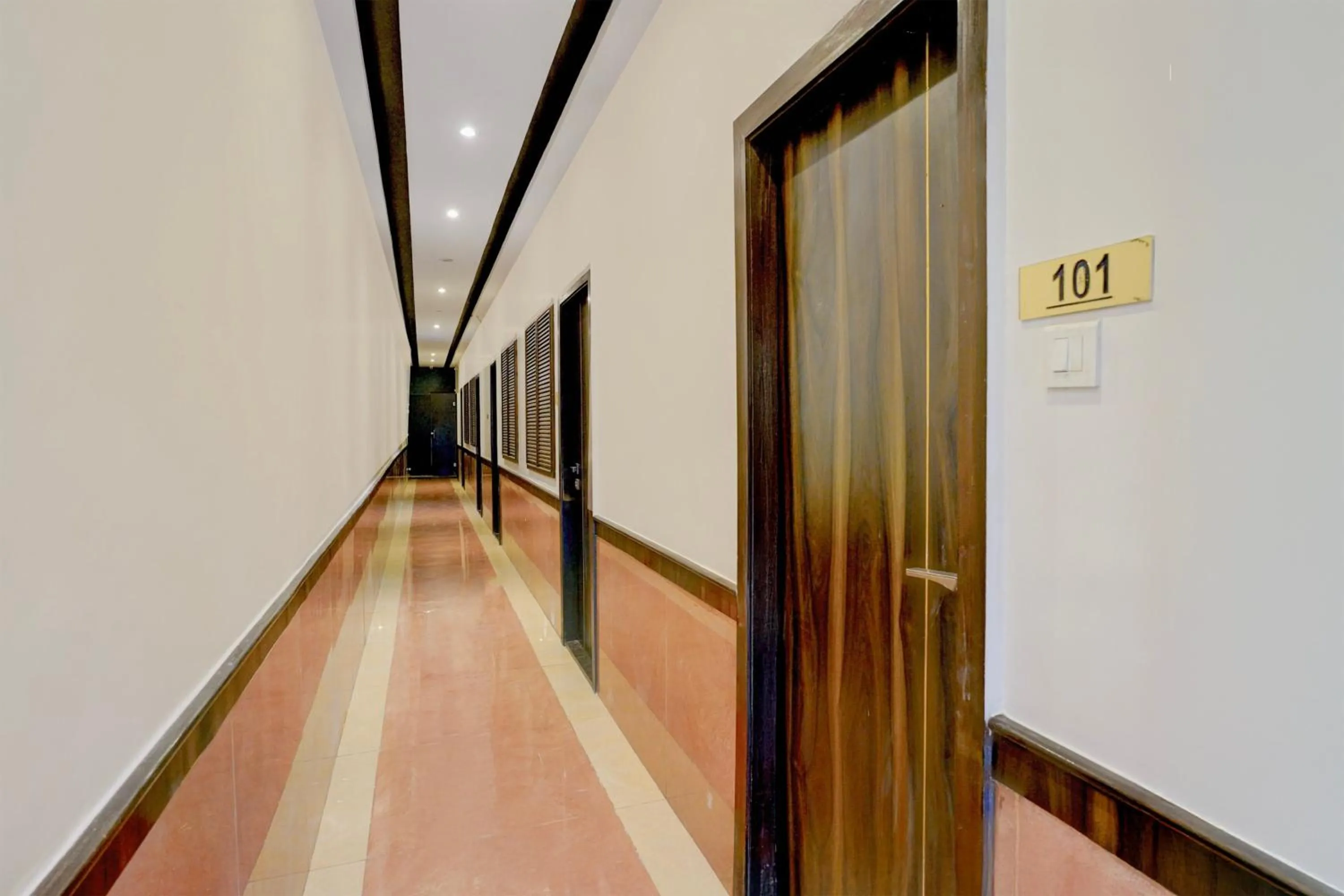 Lobby or reception in Super Townhouse Andheri Sakinaka Metro Formerly Hotel Amour