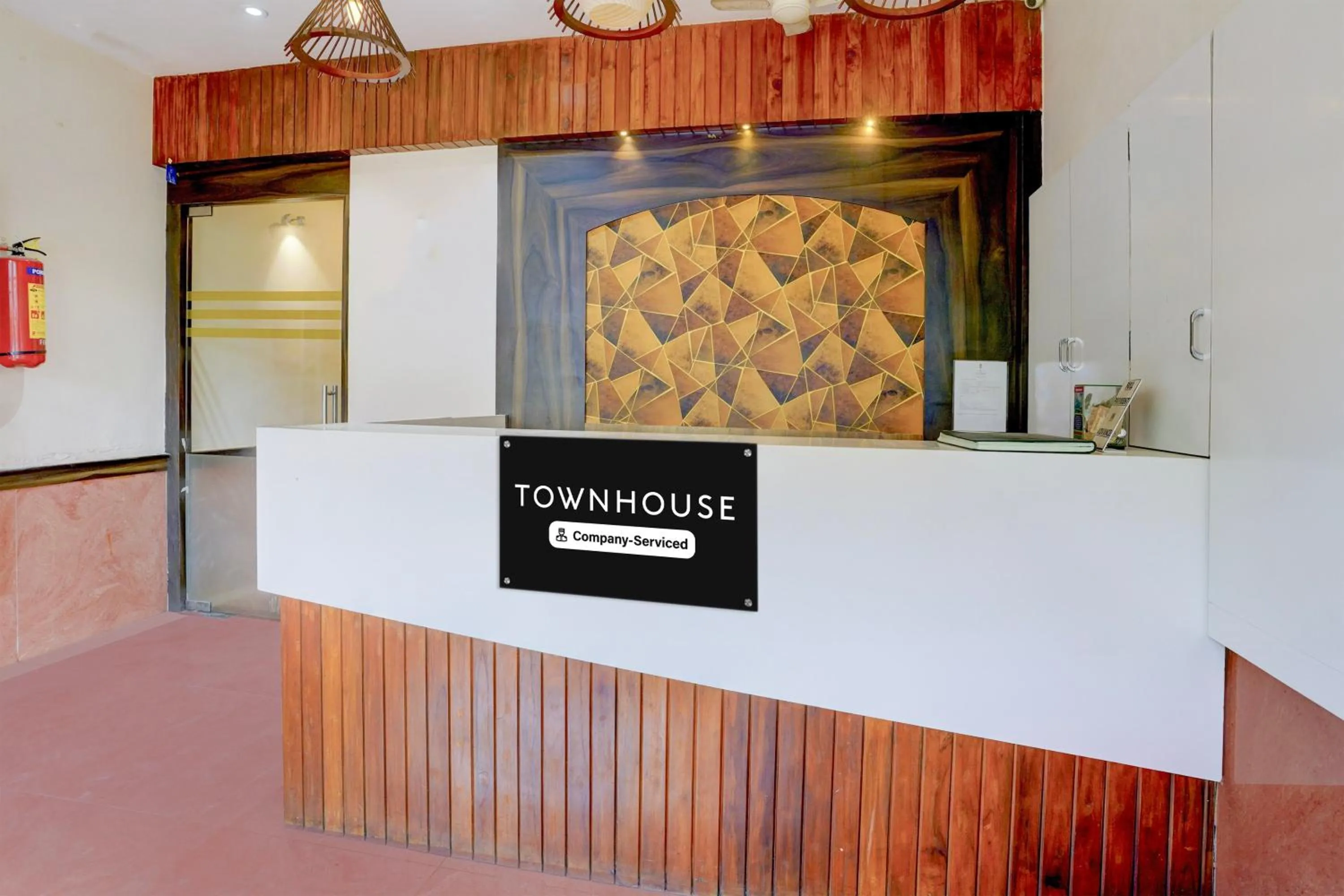 Lobby or reception in Super Townhouse Andheri Sakinaka Metro Formerly Hotel Amour