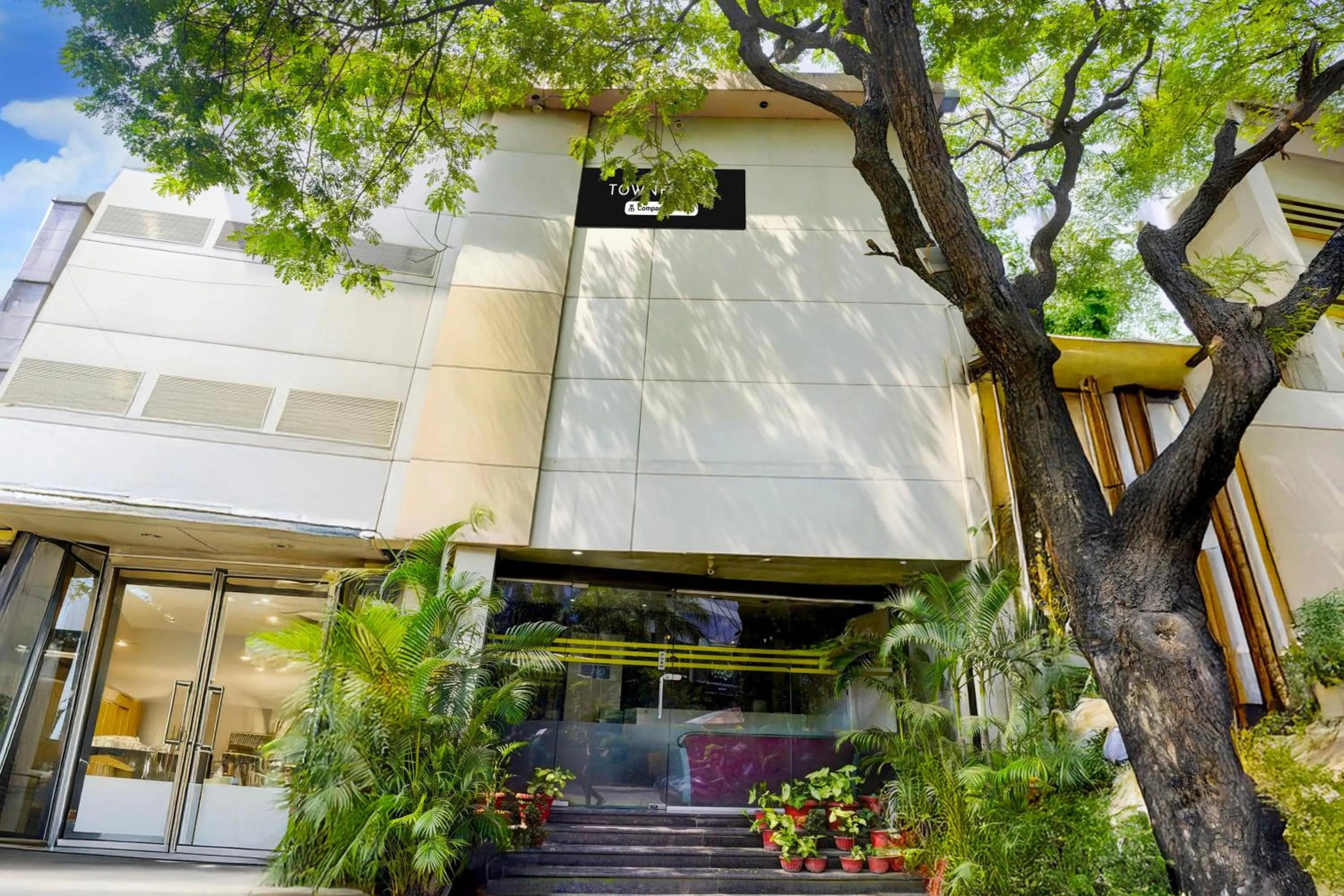 Facade/entrance in Super Townhouse Andheri Sakinaka Metro Formerly Hotel Amour