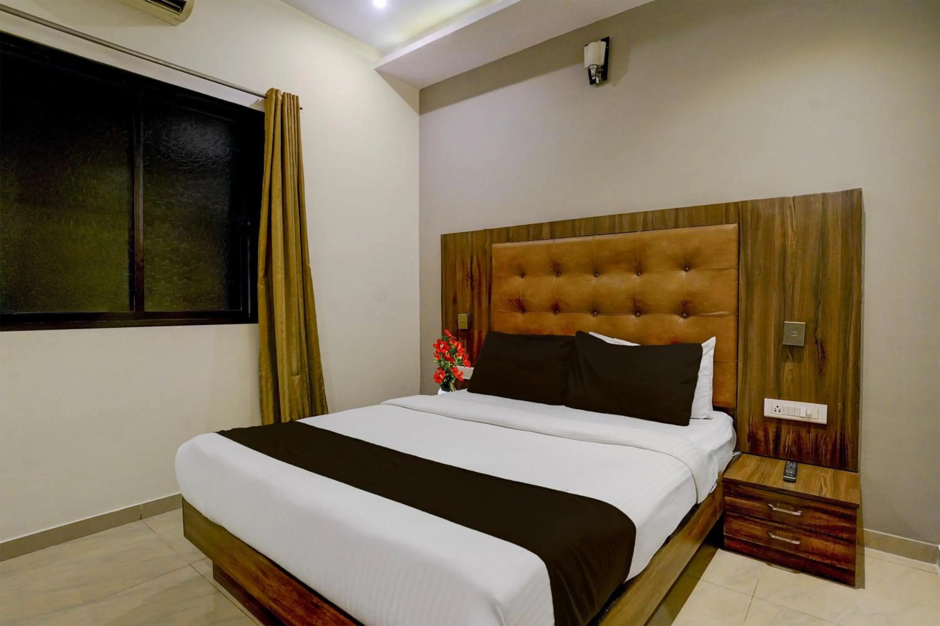 Bedroom, Bed in Super Townhouse Andheri Sakinaka Metro Formerly Hotel Amour