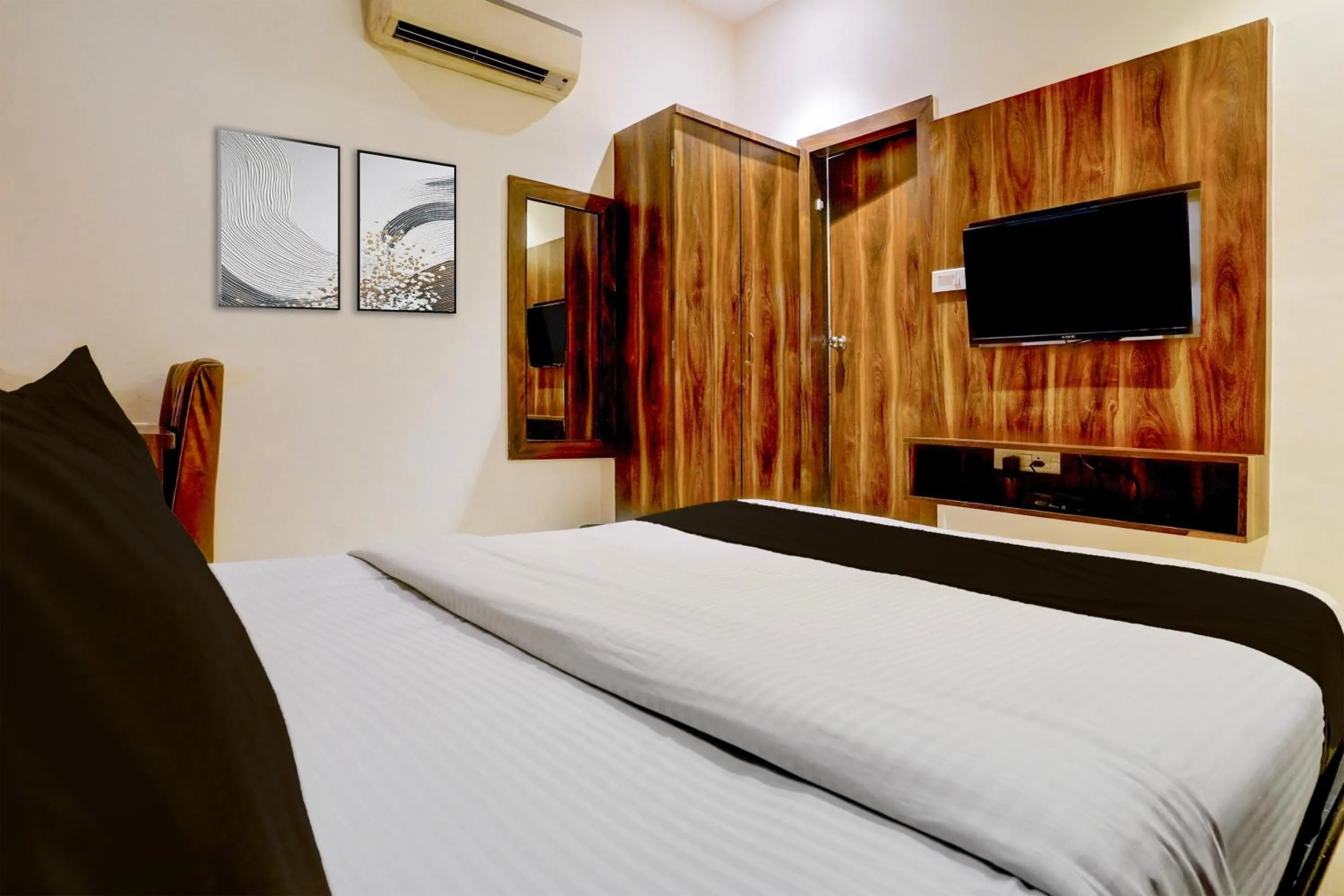 Bedroom, Bed in Super Townhouse Andheri Sakinaka Metro Formerly Hotel Amour