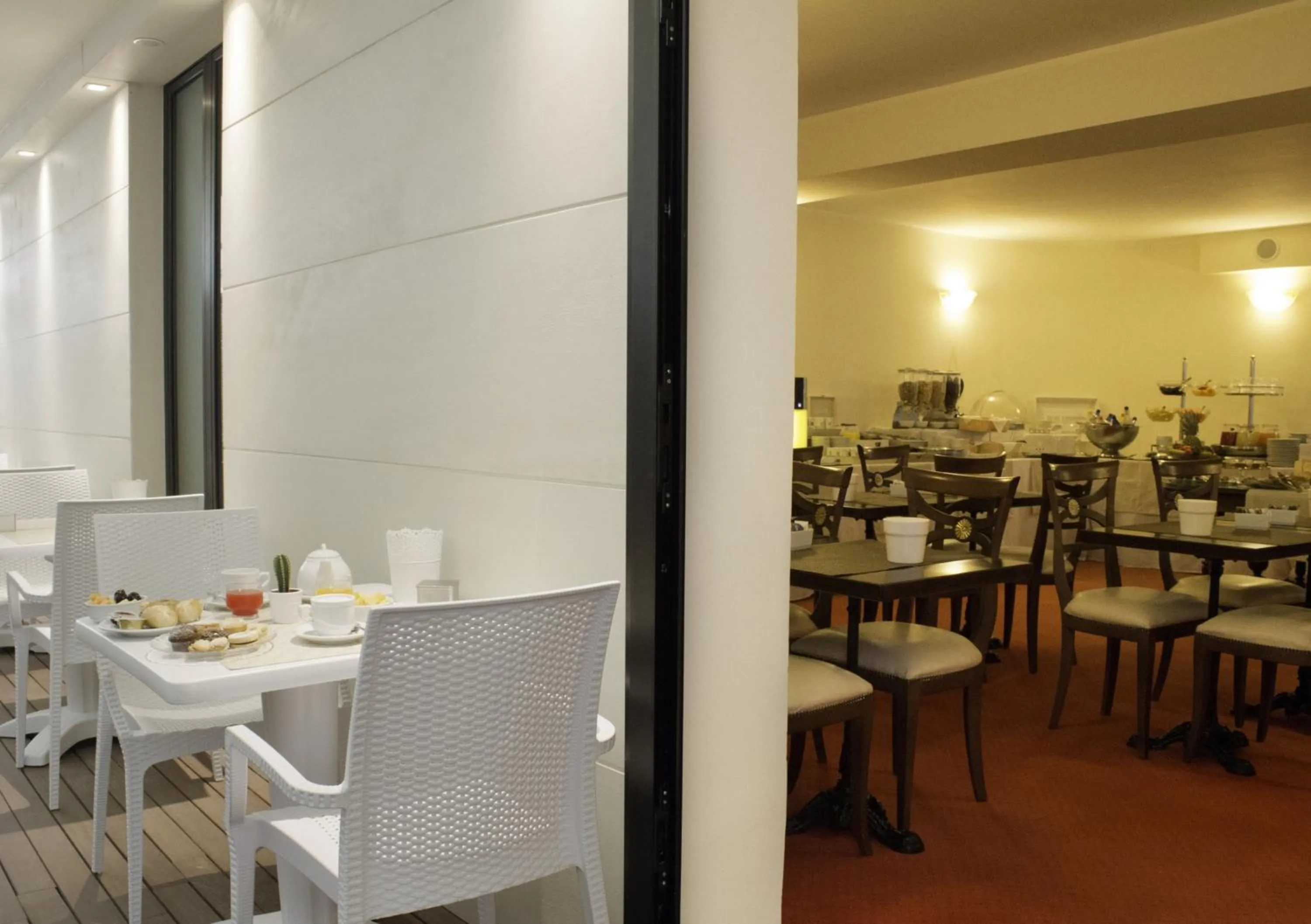 Restaurant/places to eat in Hotel Apollo