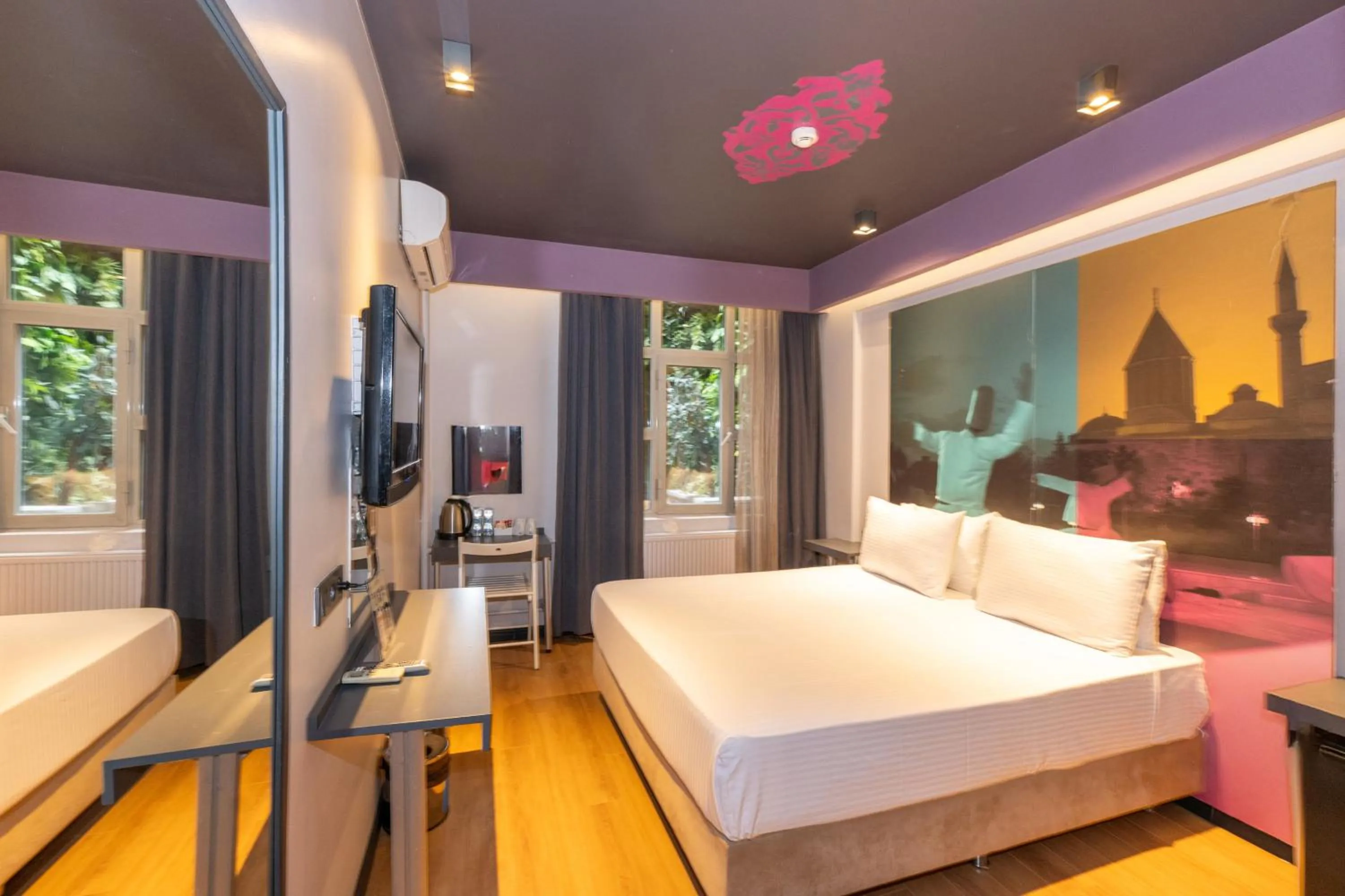 Communal lounge/ TV room, Bed in Tulip City Hotel & Spa