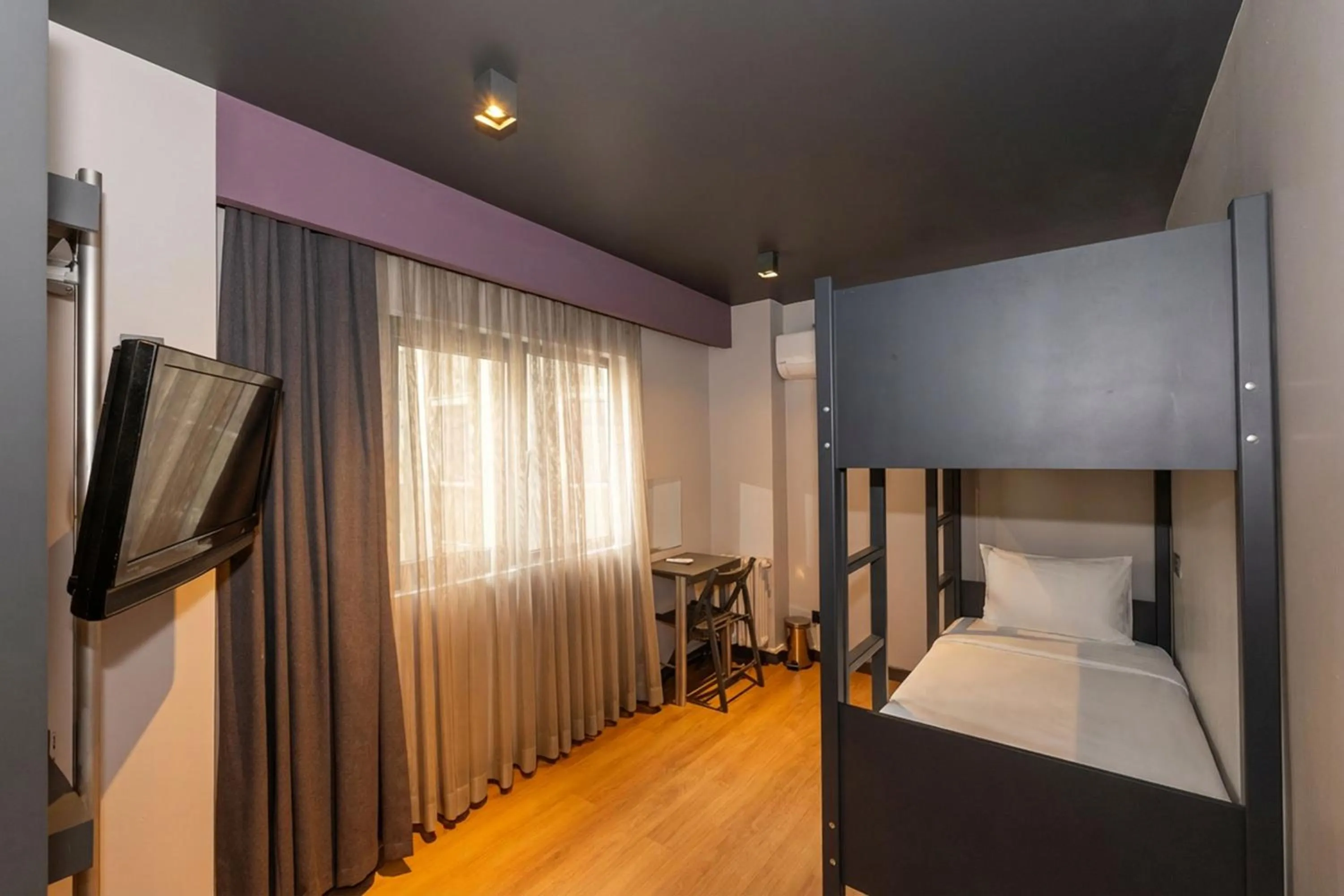 bunk bed, Bed in Tulip City Hotel & Spa