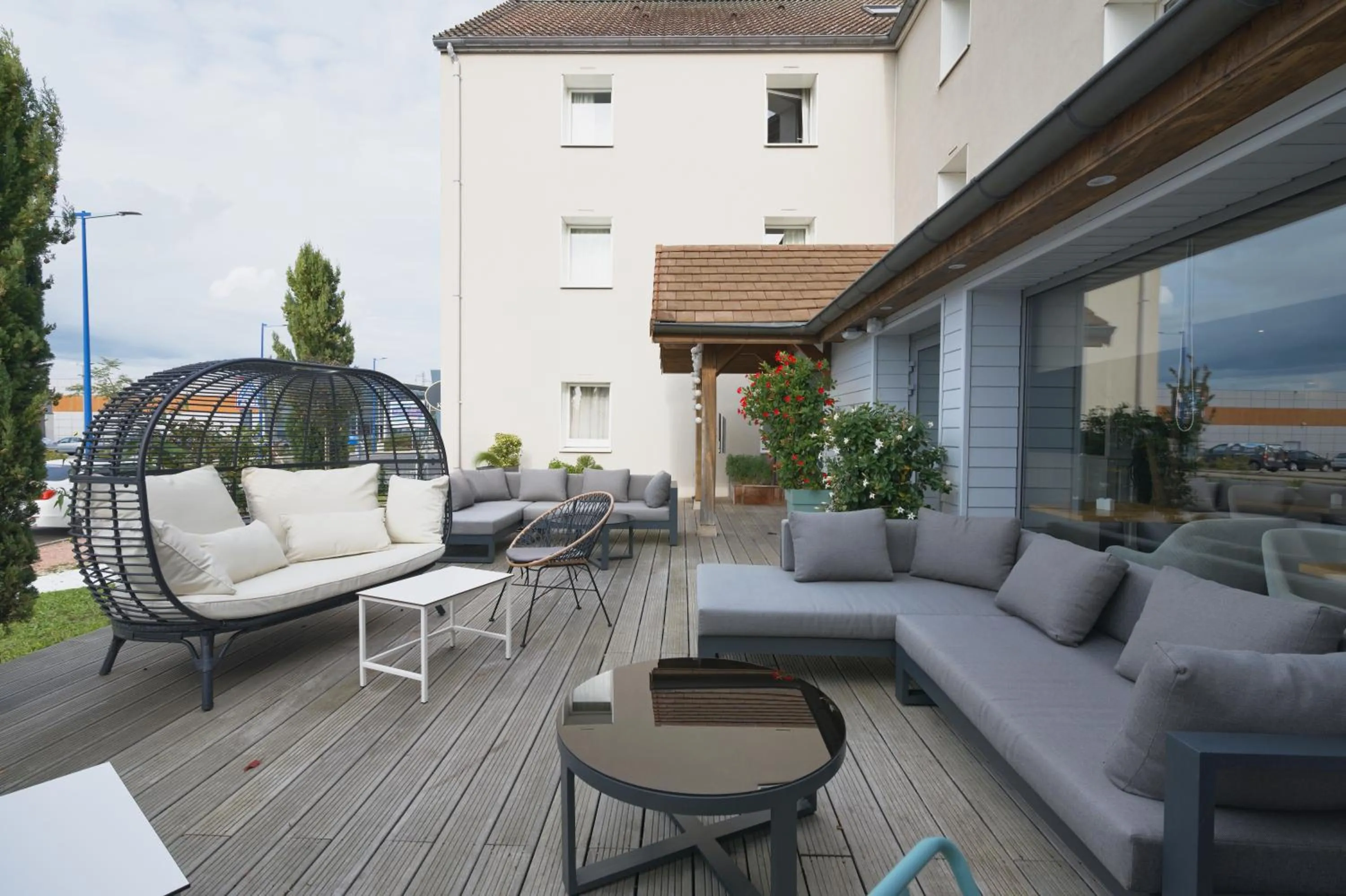 Patio in Le Konine - Hotel & Bar & Restaurant