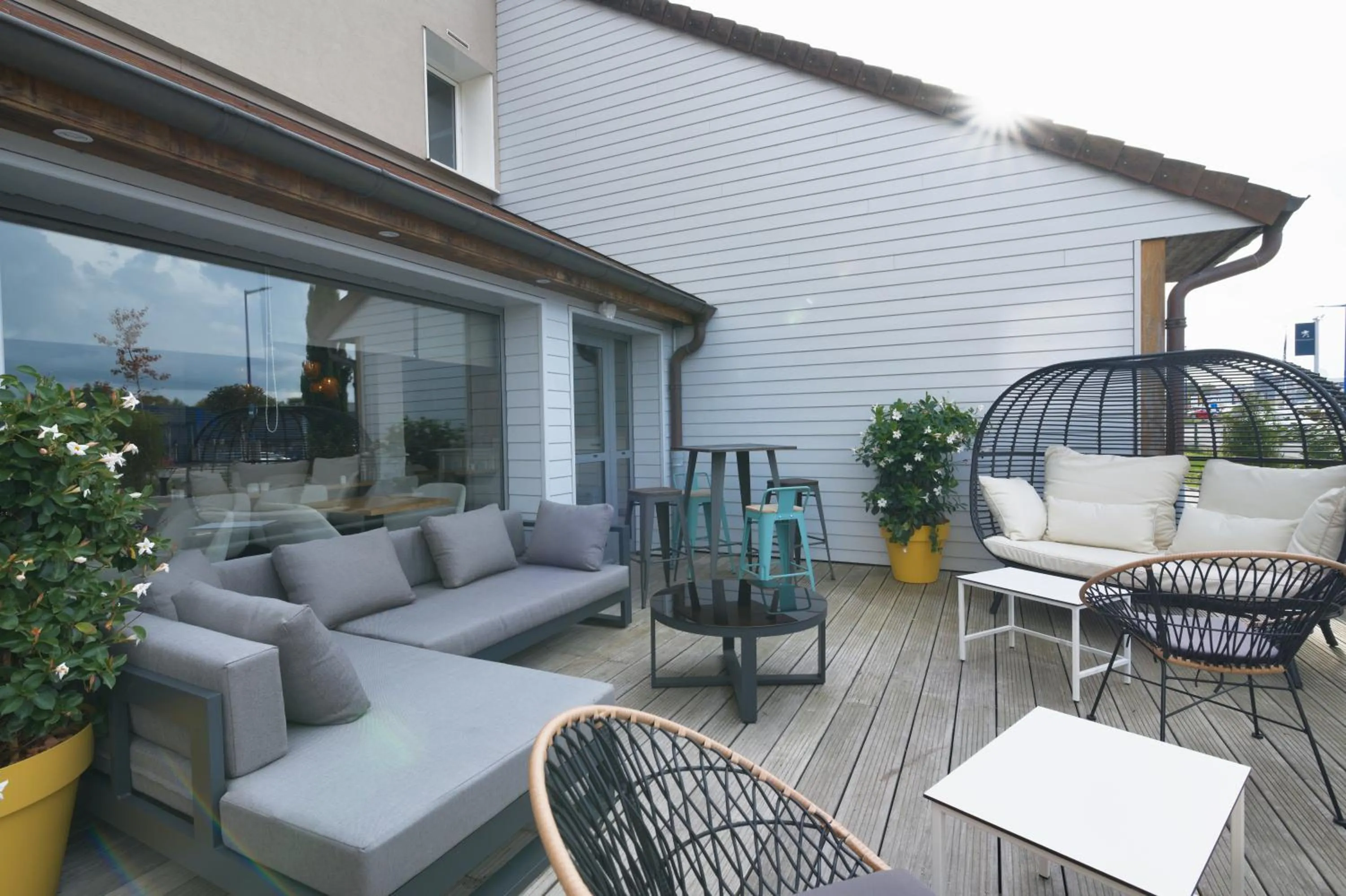 Patio in Le Konine - Hotel & Bar & Restaurant