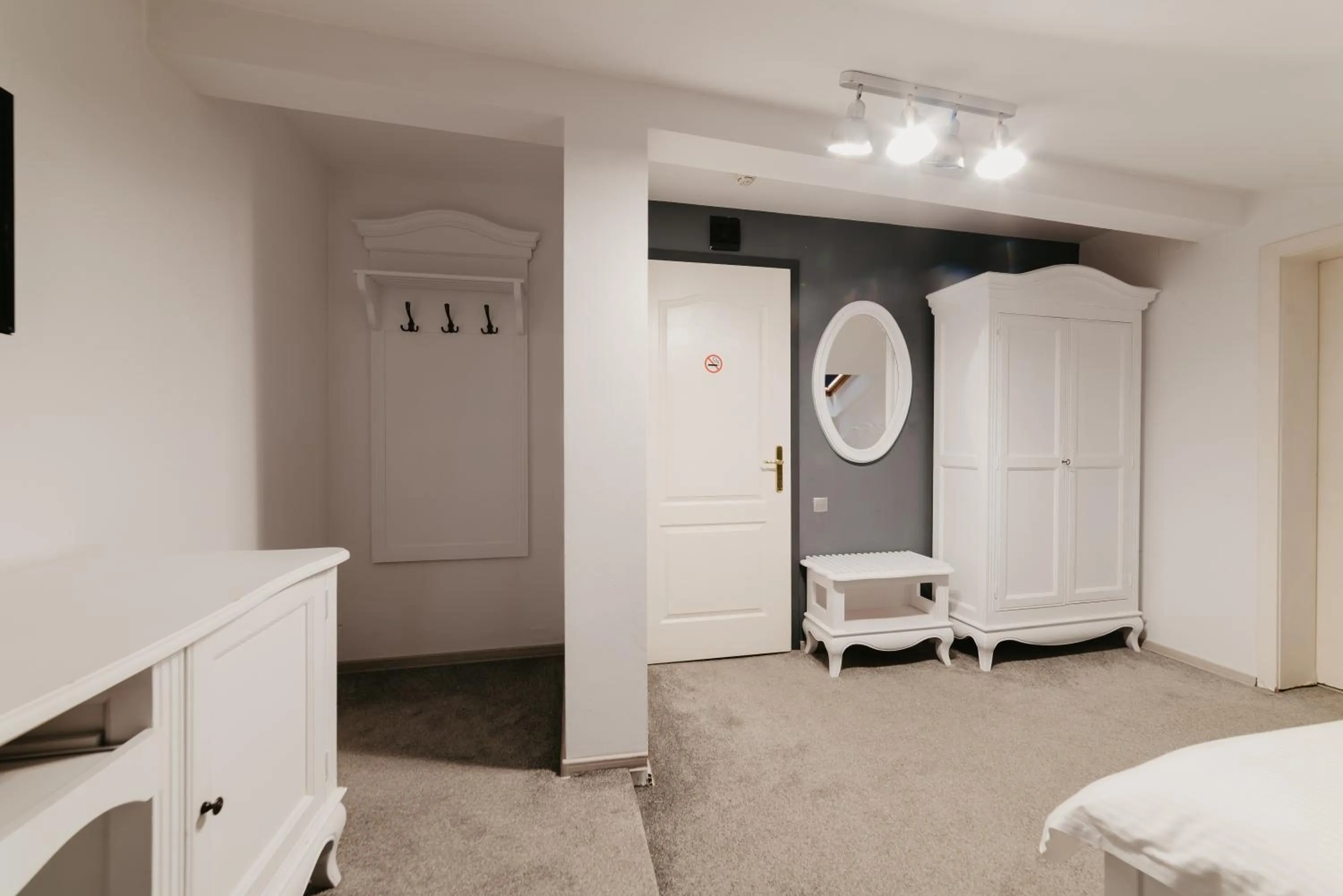 Photo of the whole room, Bed in Meteor Central