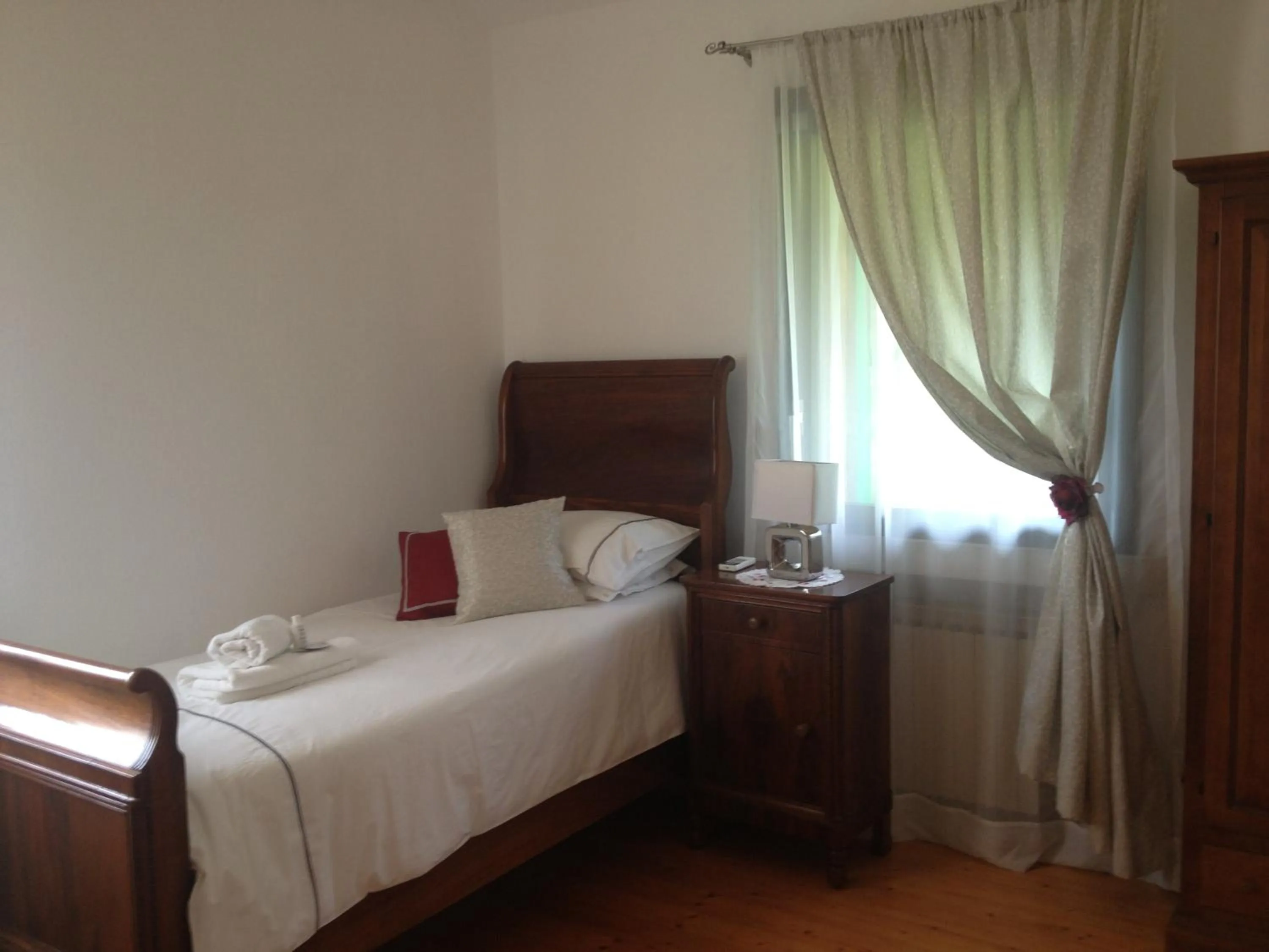 Photo of the whole room, Bed in Carmen de Nella Eco Lodge 4*