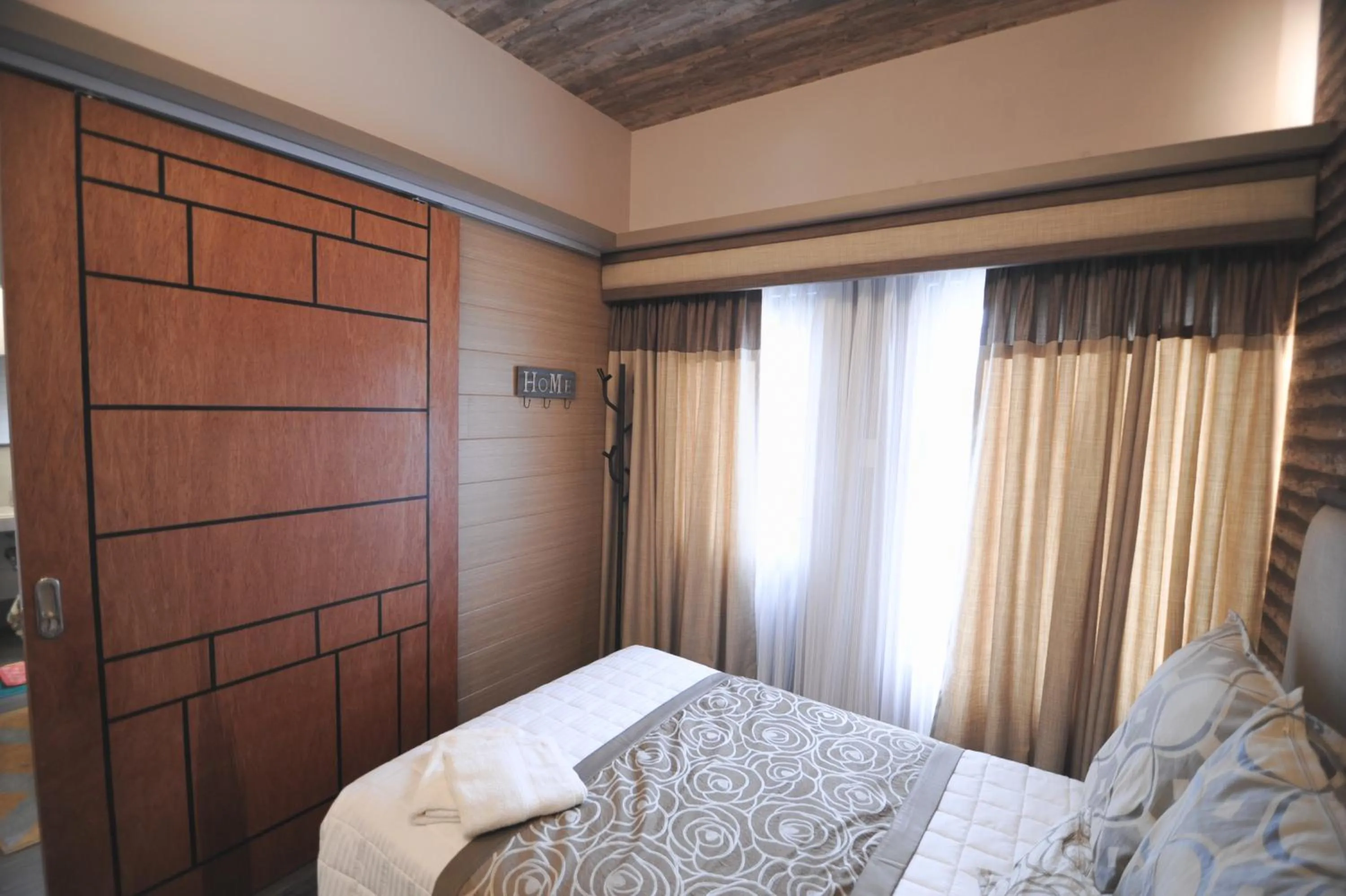 Bedroom, Bed in Pine Breeze Cottages