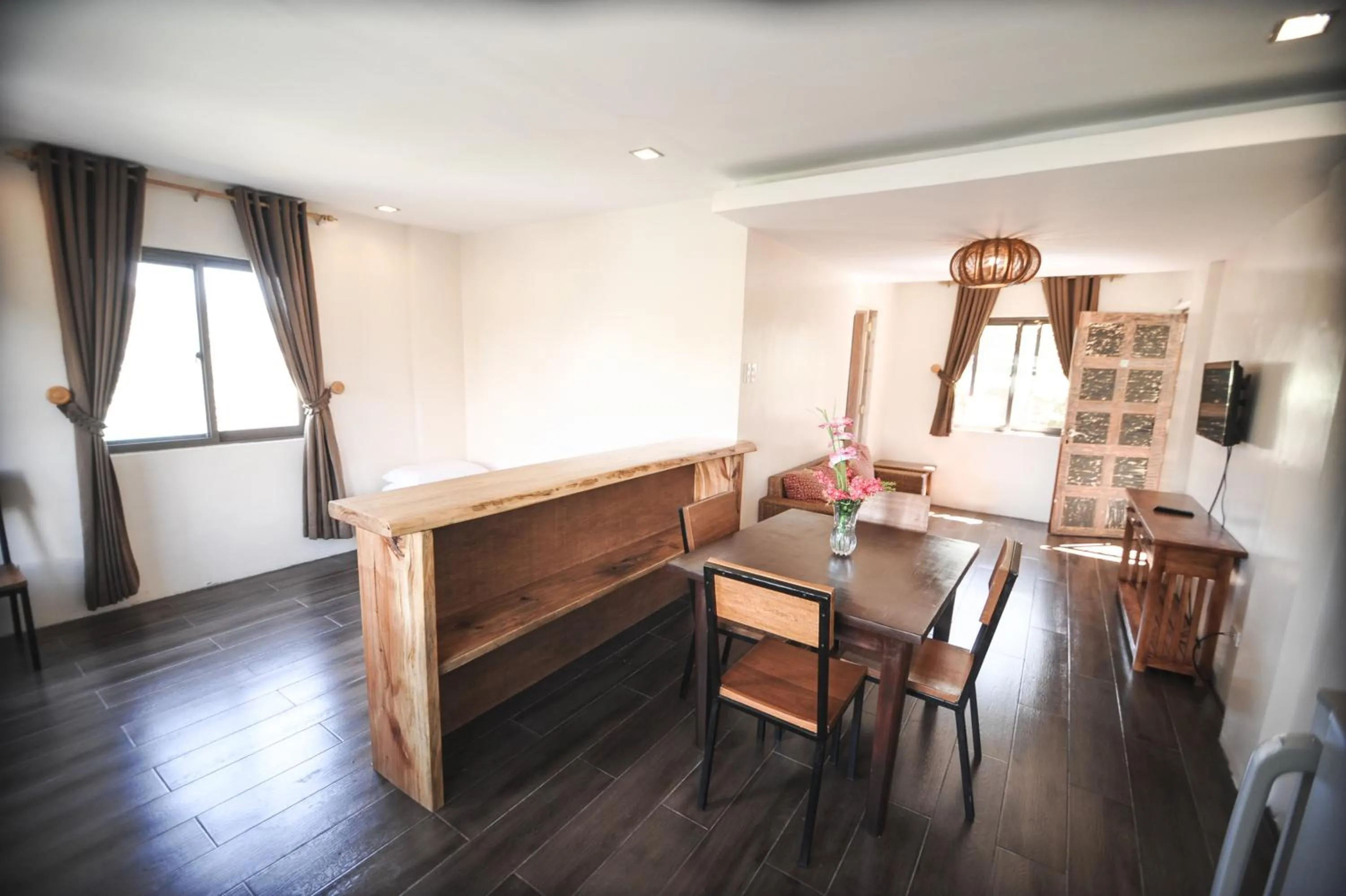 Dining area in Pine Breeze Cottages