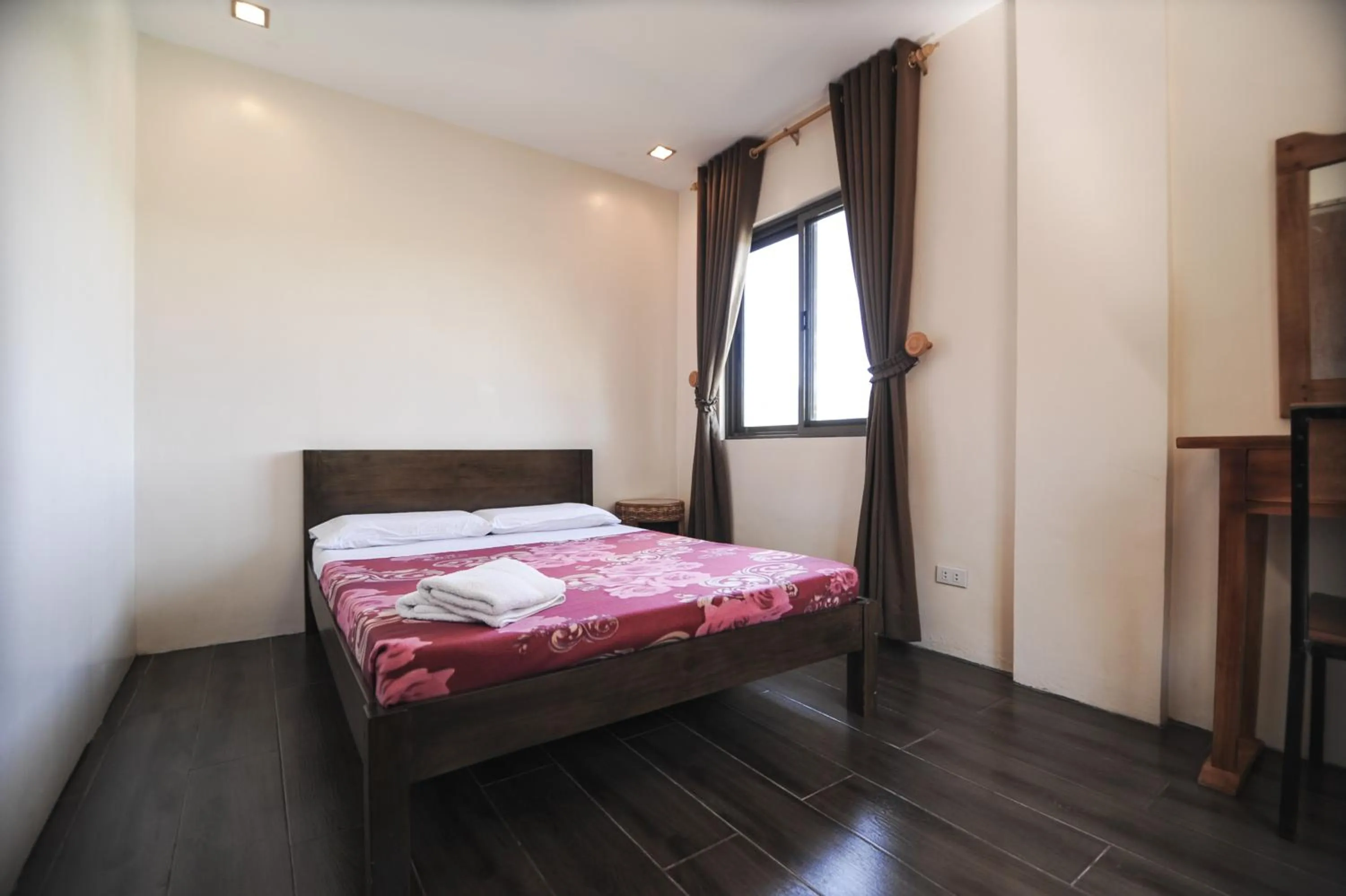 Bedroom, Bed in Pine Breeze Cottages