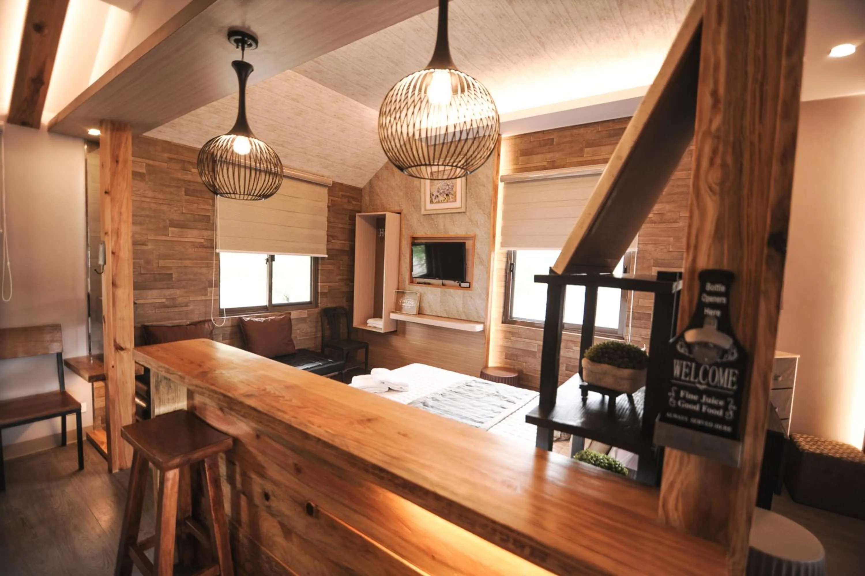 Communal lounge/ TV room in Pine Breeze Cottages