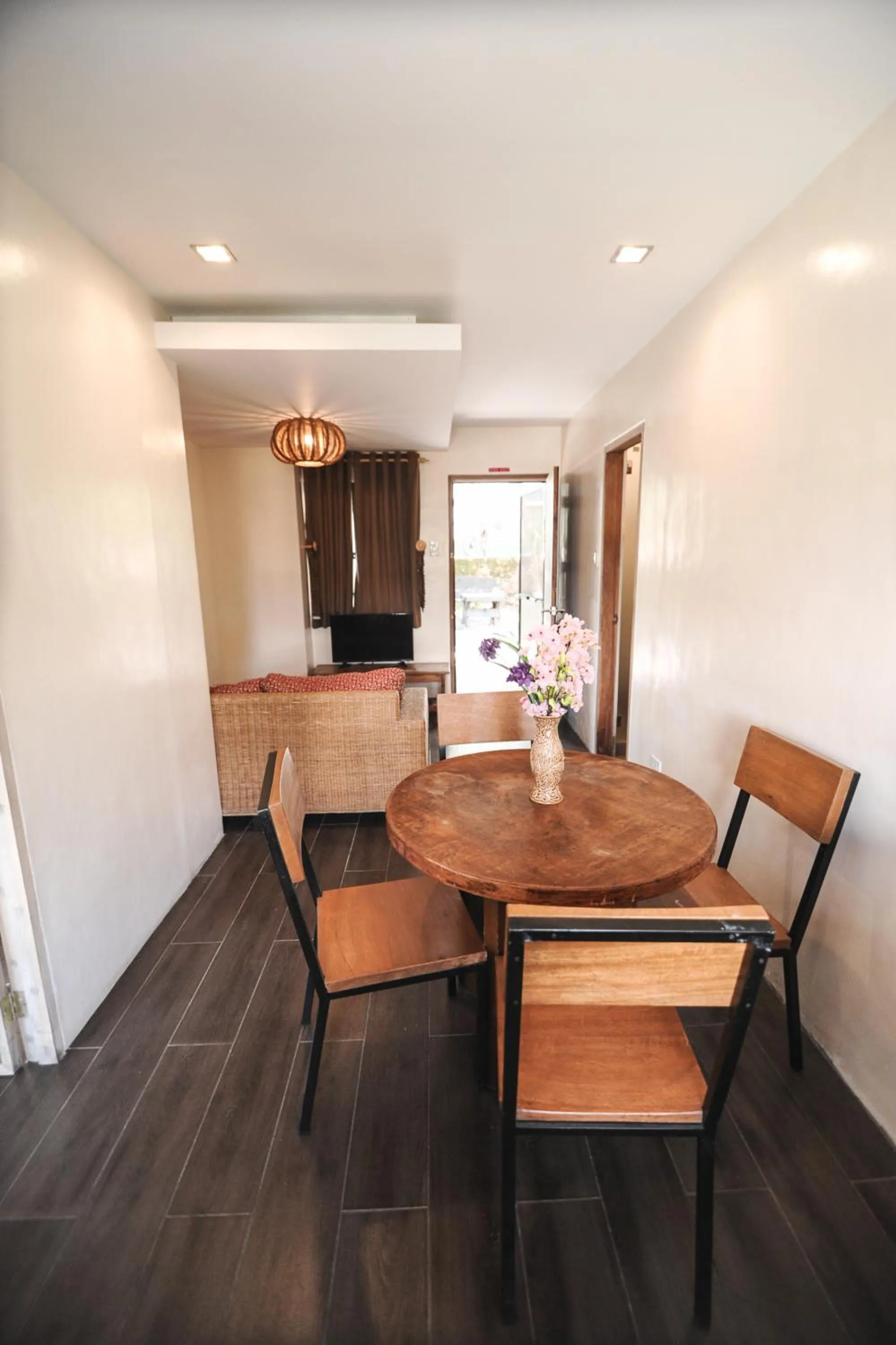Dining area in Pine Breeze Cottages