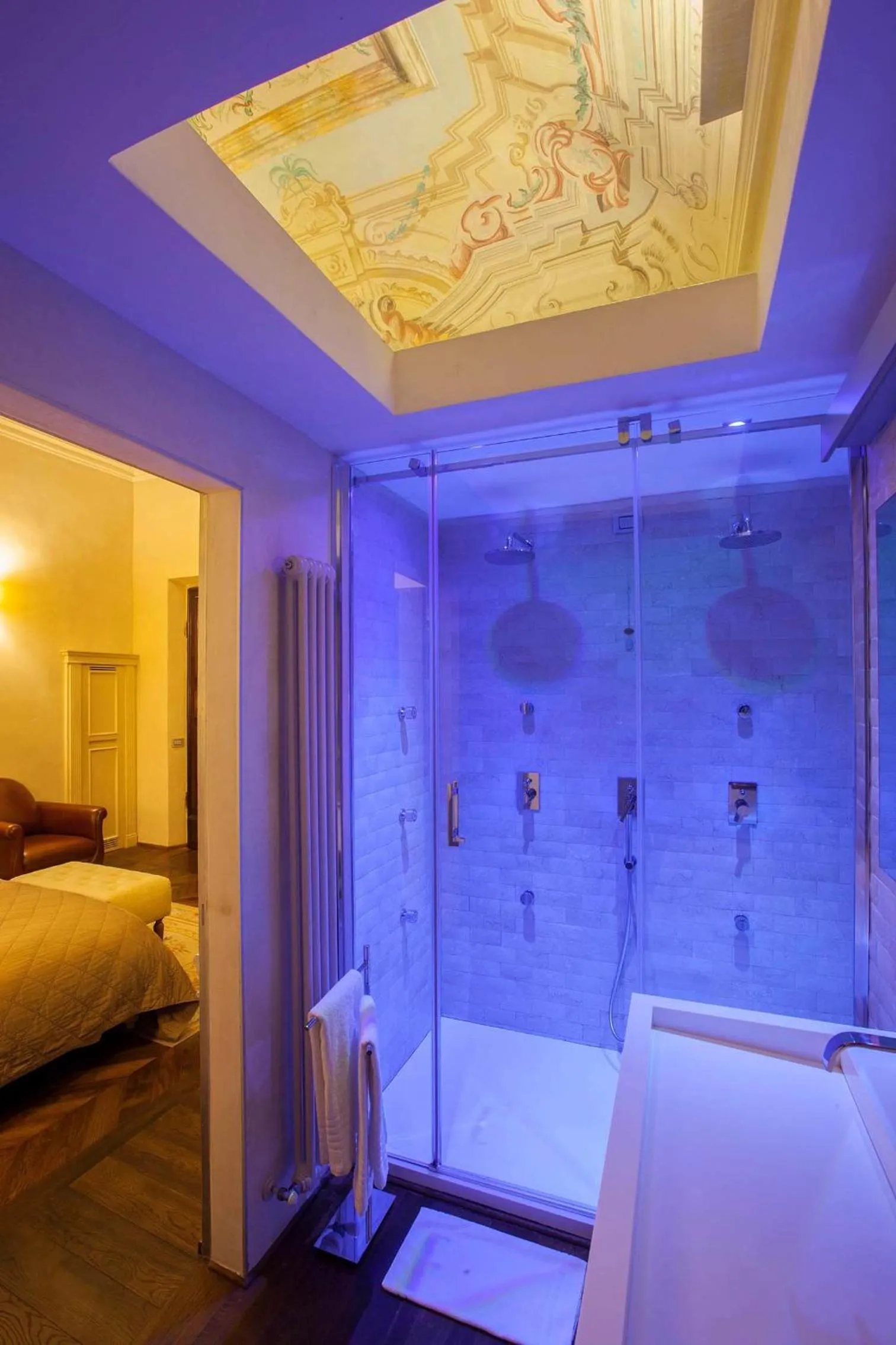 Shower, Bed in Palazzo Carletti