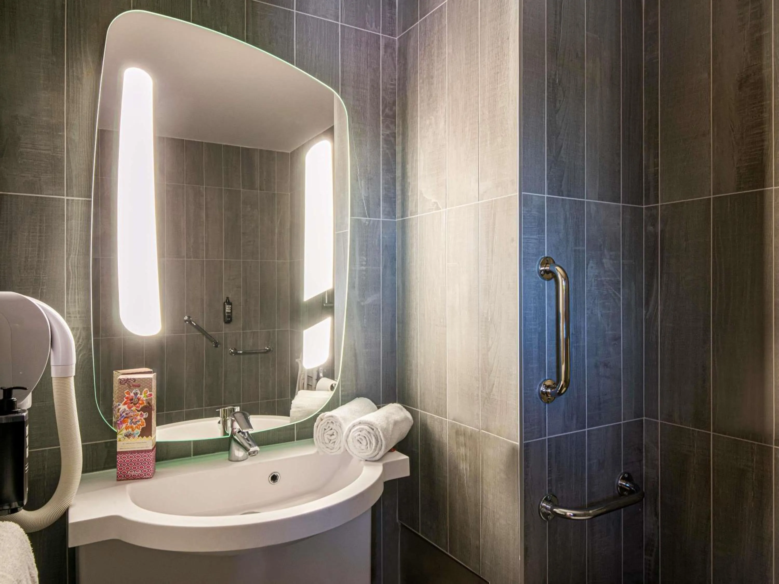 Bedroom in ibis Manosque Cadarache