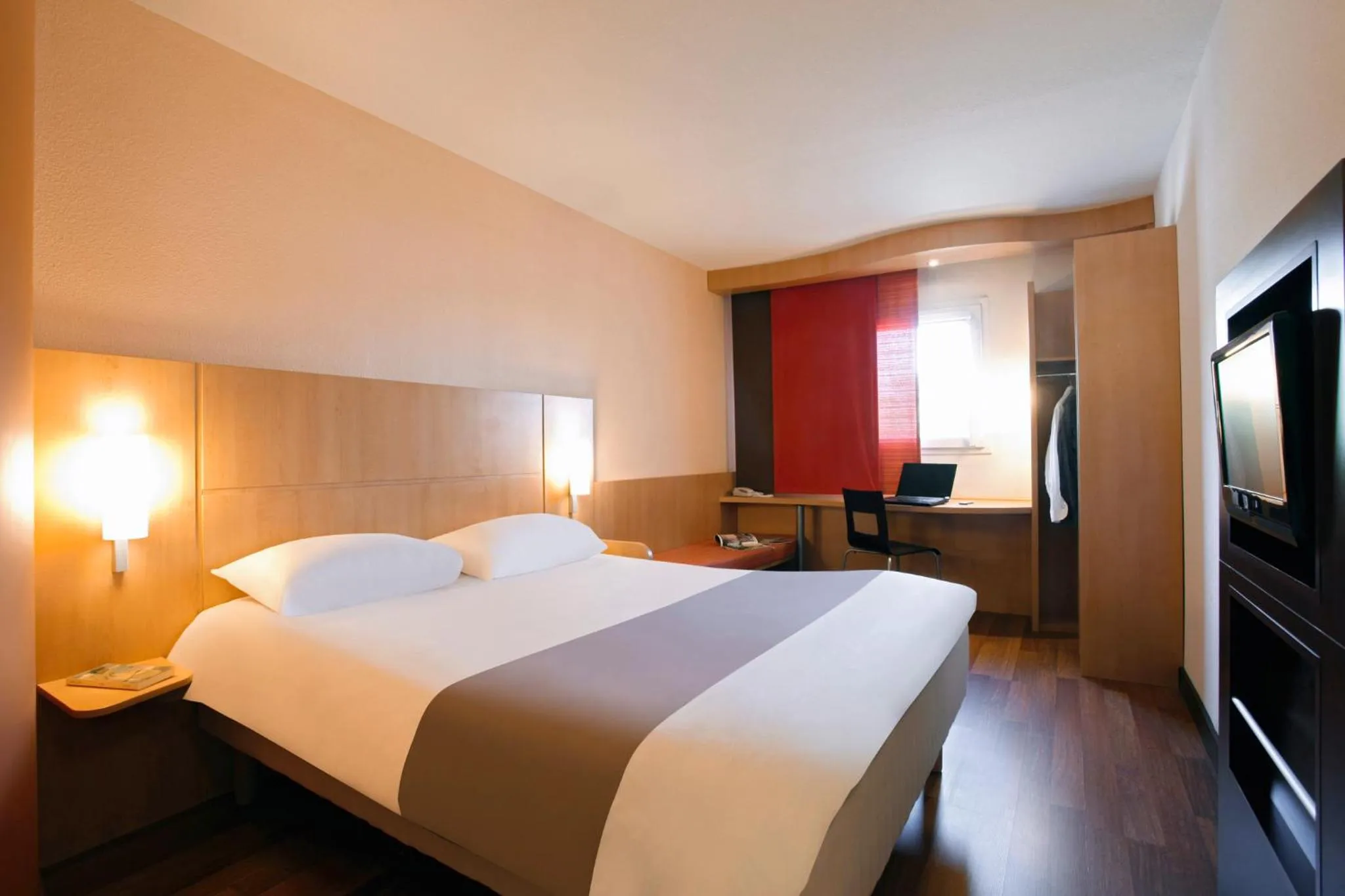 Bedroom, Bed in ibis Manosque Cadarache