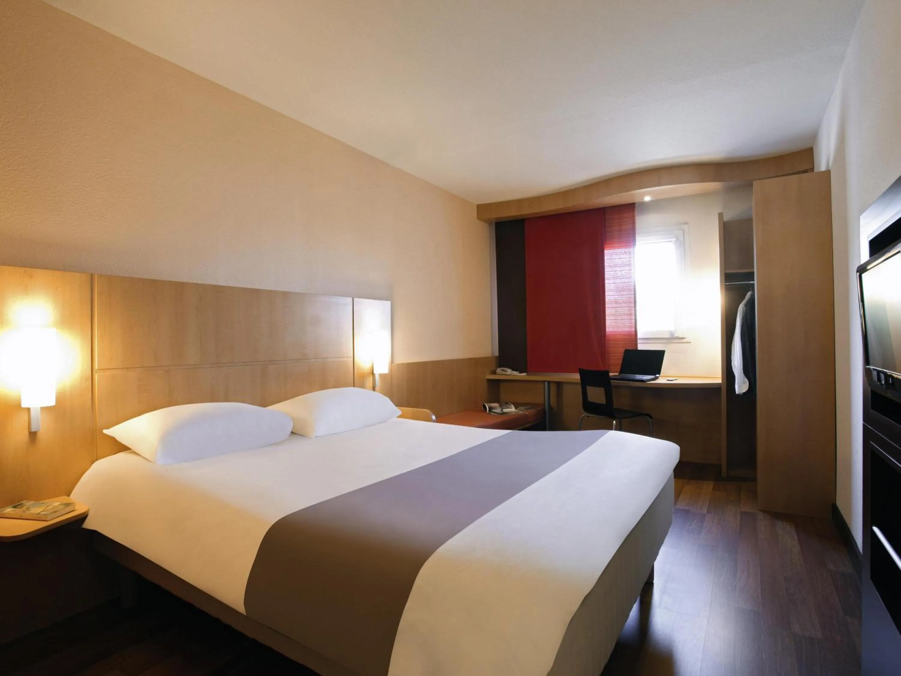 Bedroom, Bed in ibis Manosque Cadarache