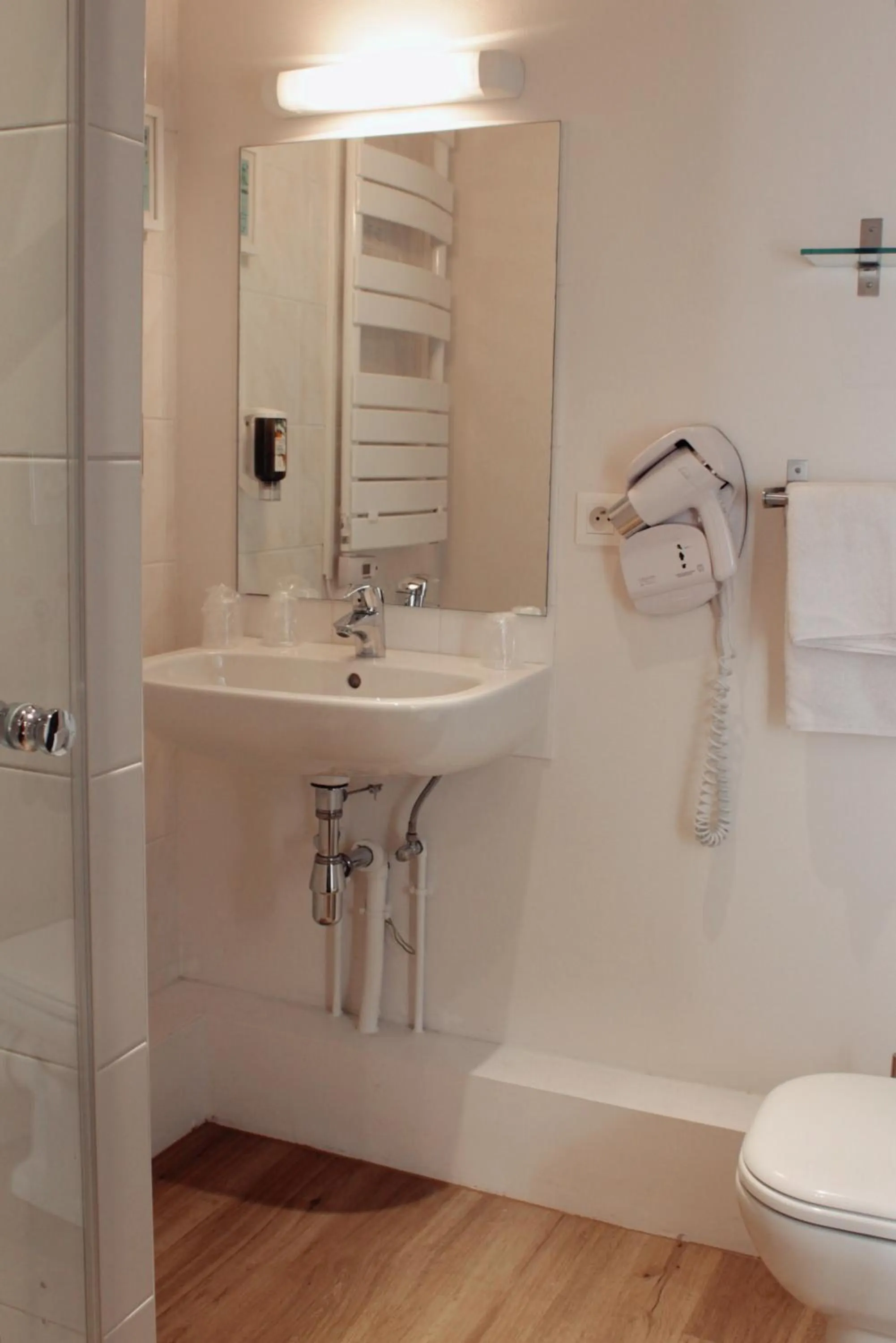 Bathroom in Le Gouverneur Hotel