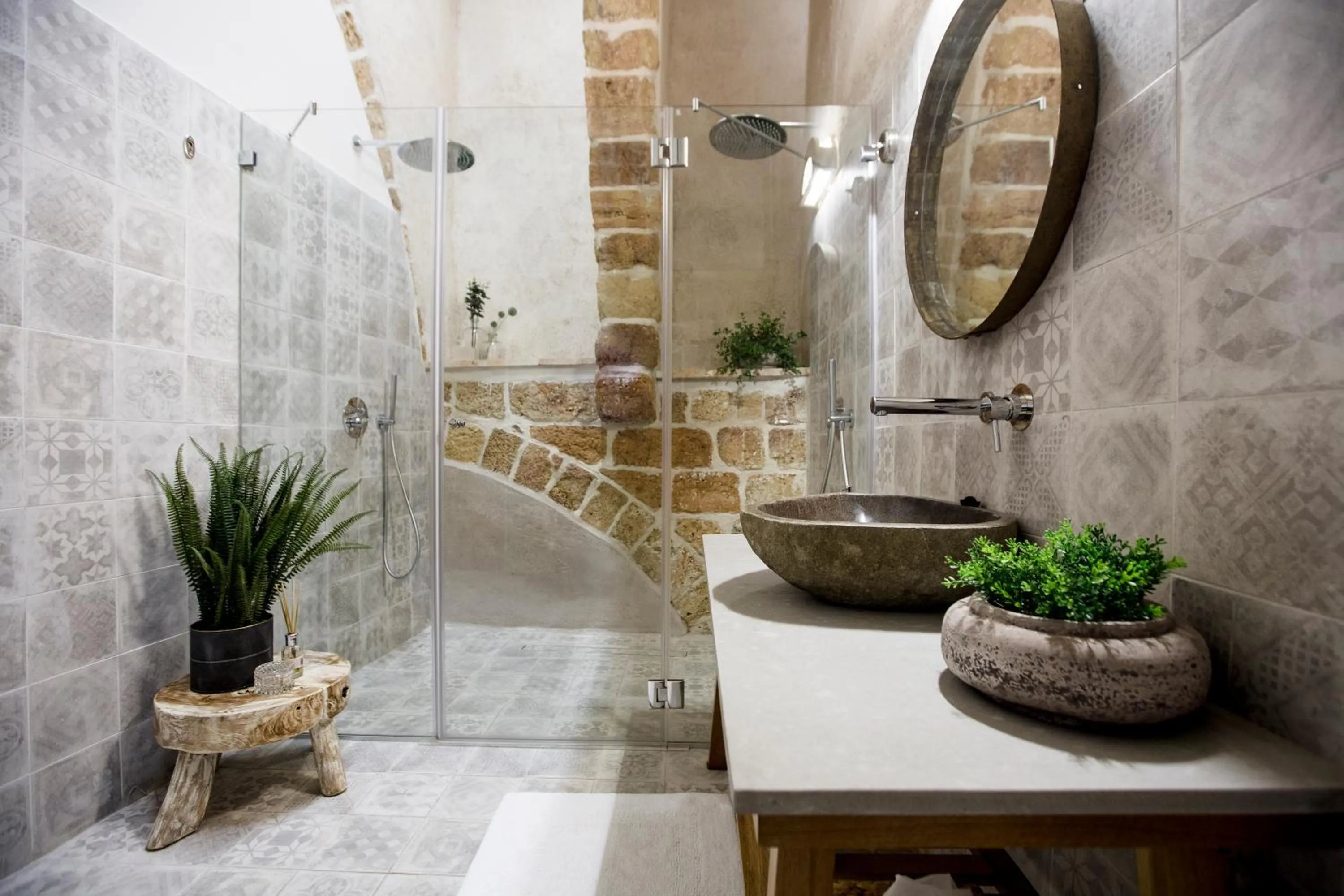 Shower in Akotika boutique