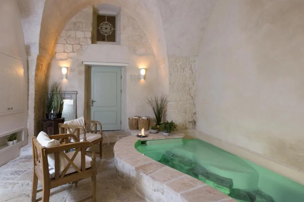 Swimming pool in Akotika boutique