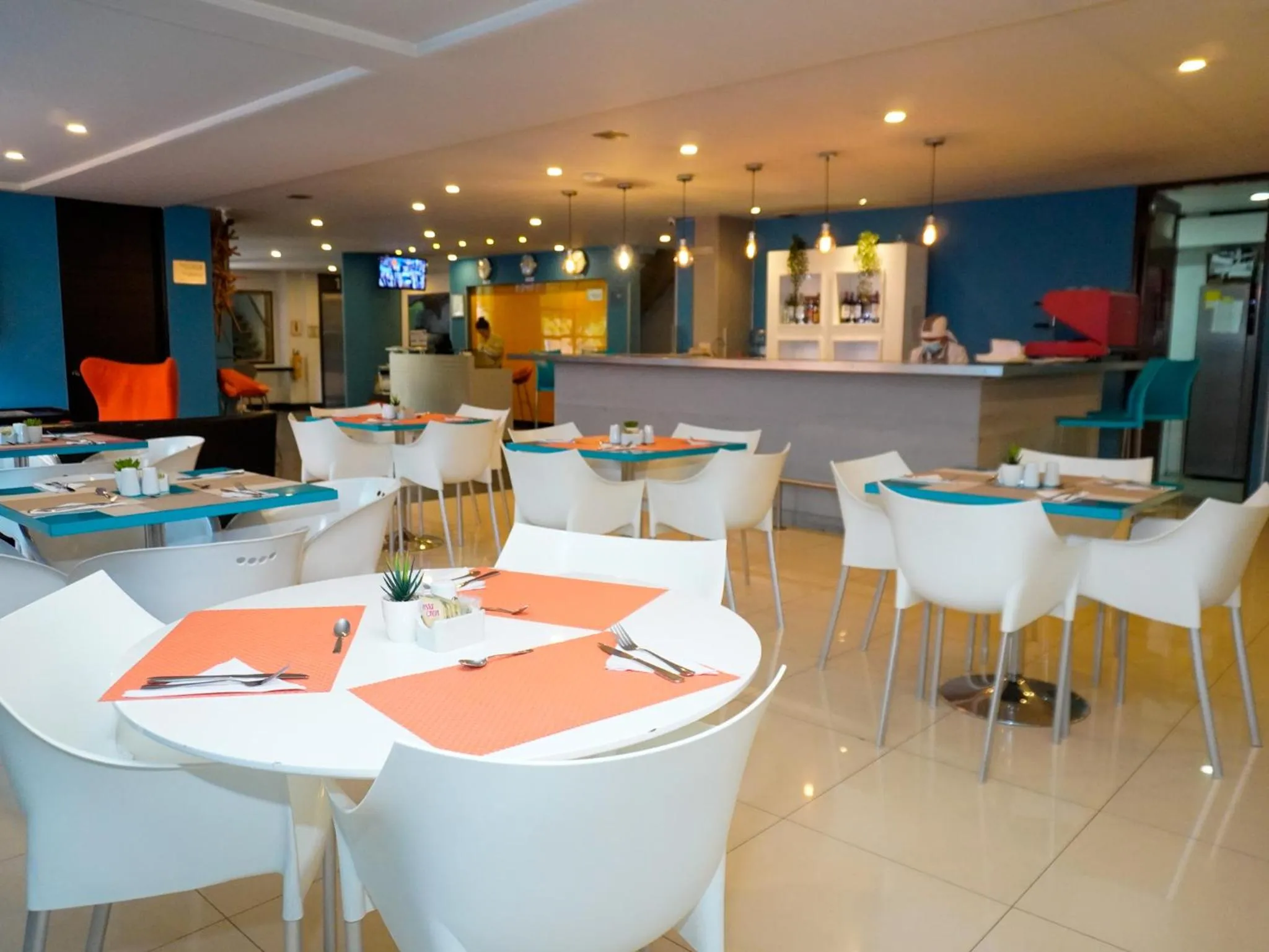 Restaurant/places to eat in Hotel 104 Art Suites