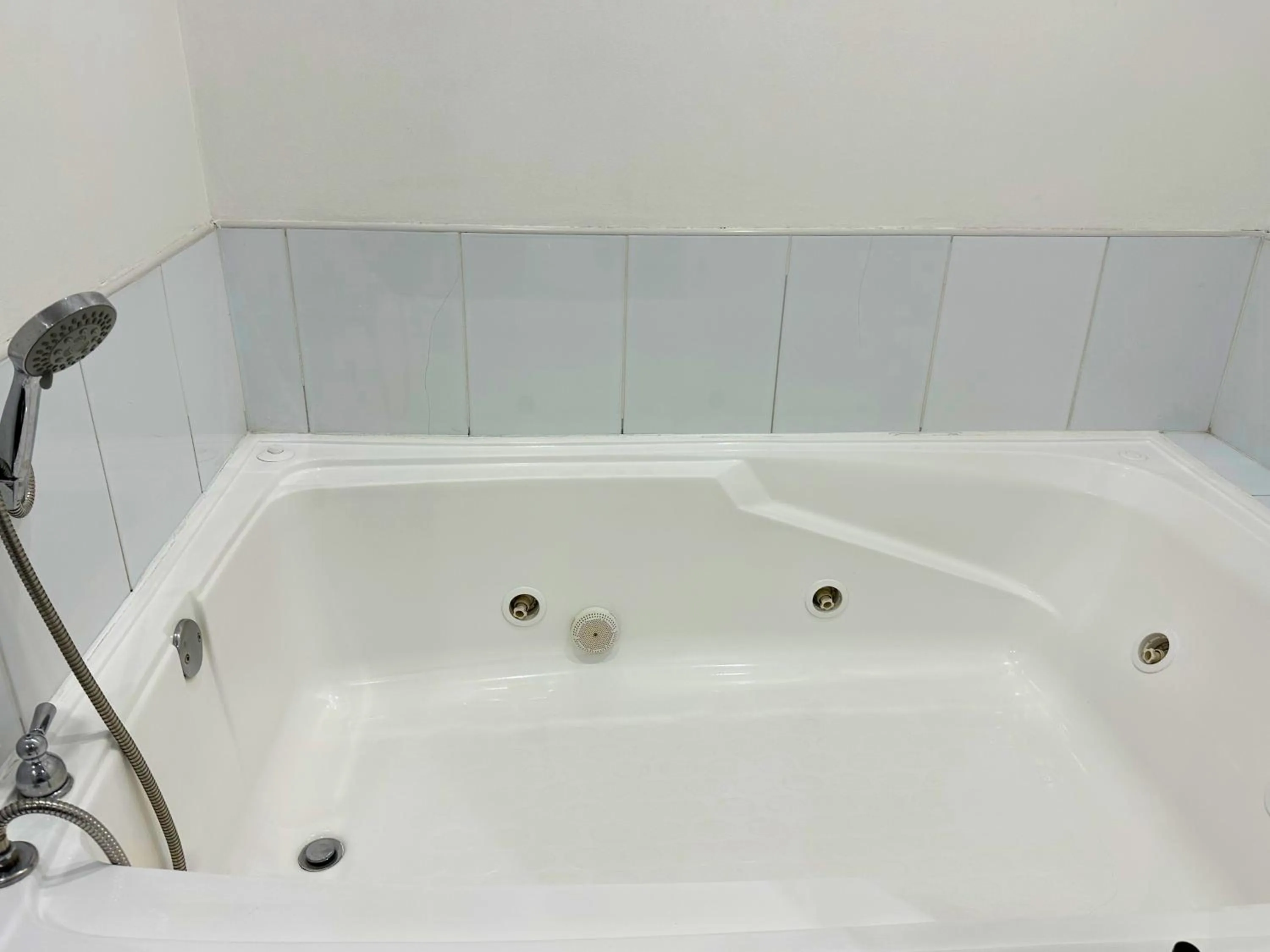 Hot Tub in Hotel 104 Art Suites