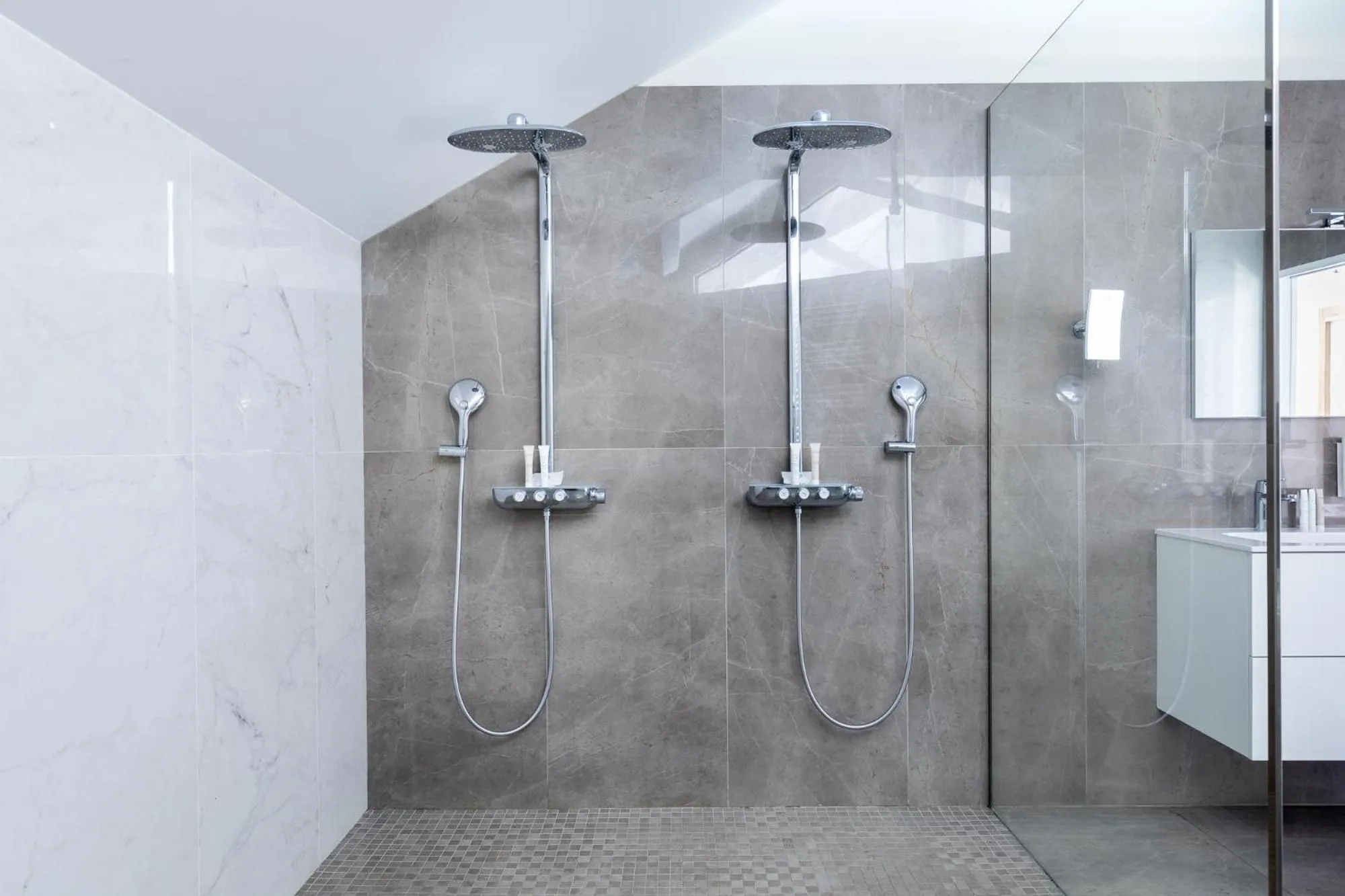 Shower in Best Western Premier Santa Maria