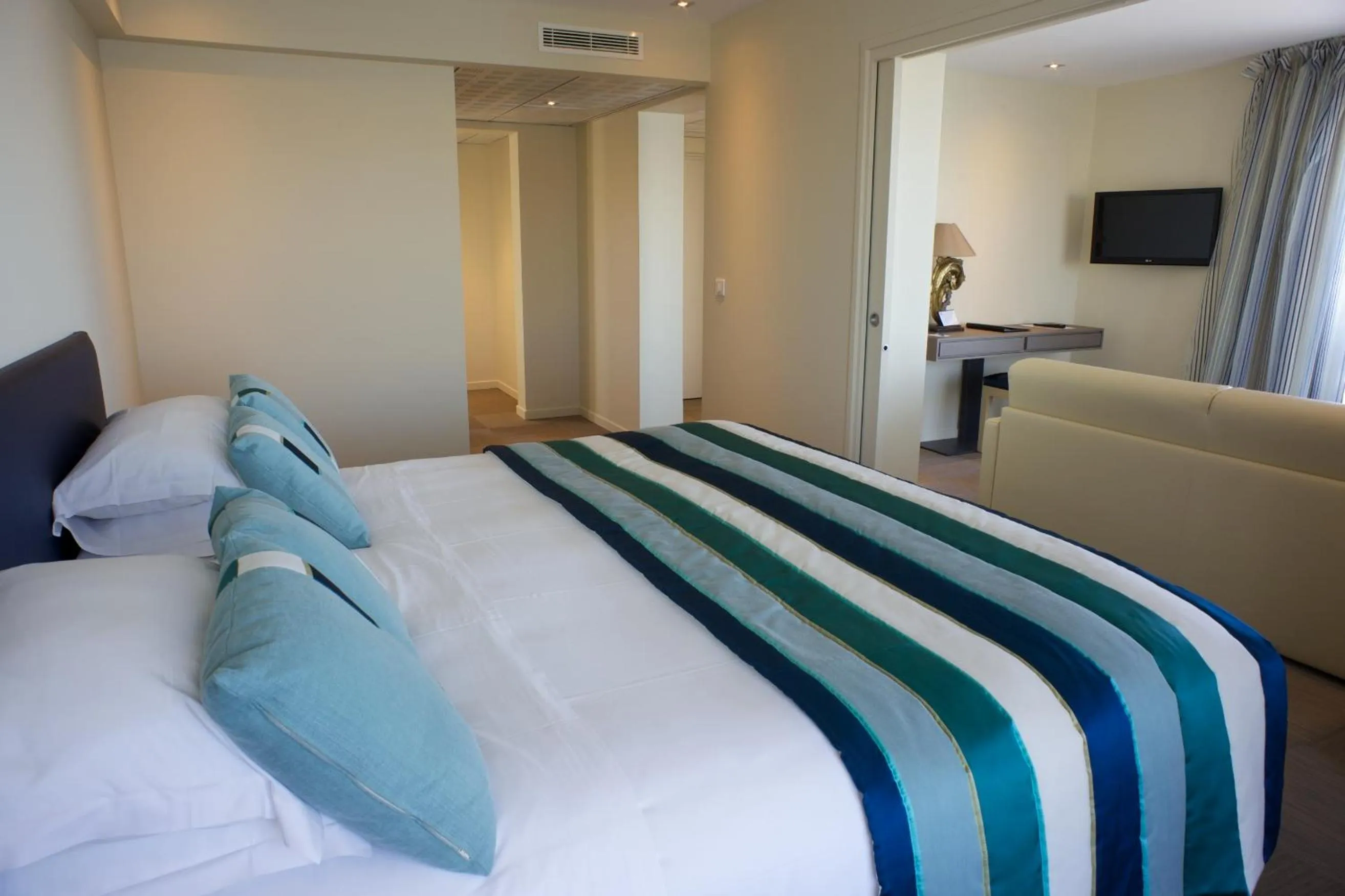 Bed in Best Western Premier Santa Maria