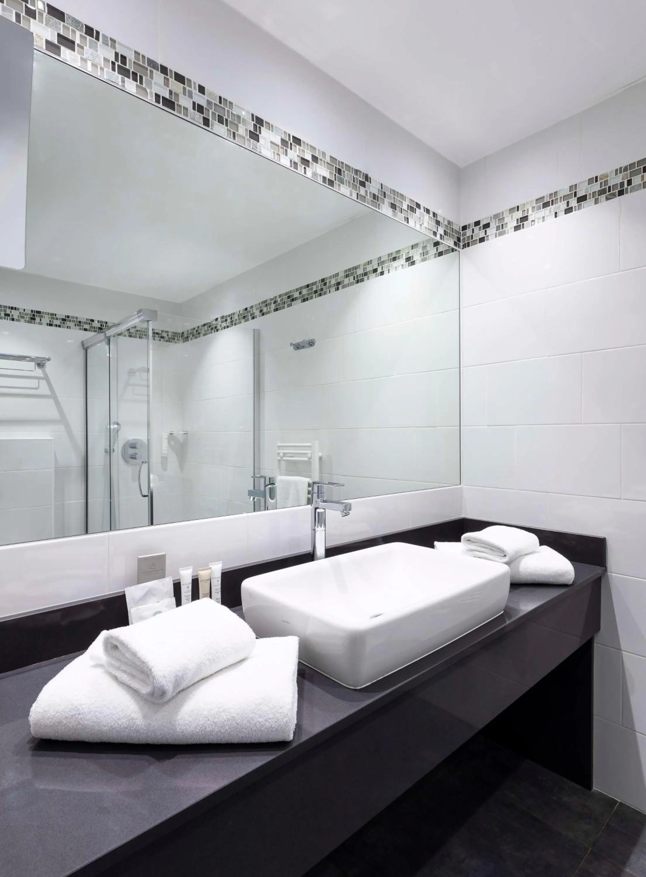 Bathroom, Bed in Best Western Premier Santa Maria