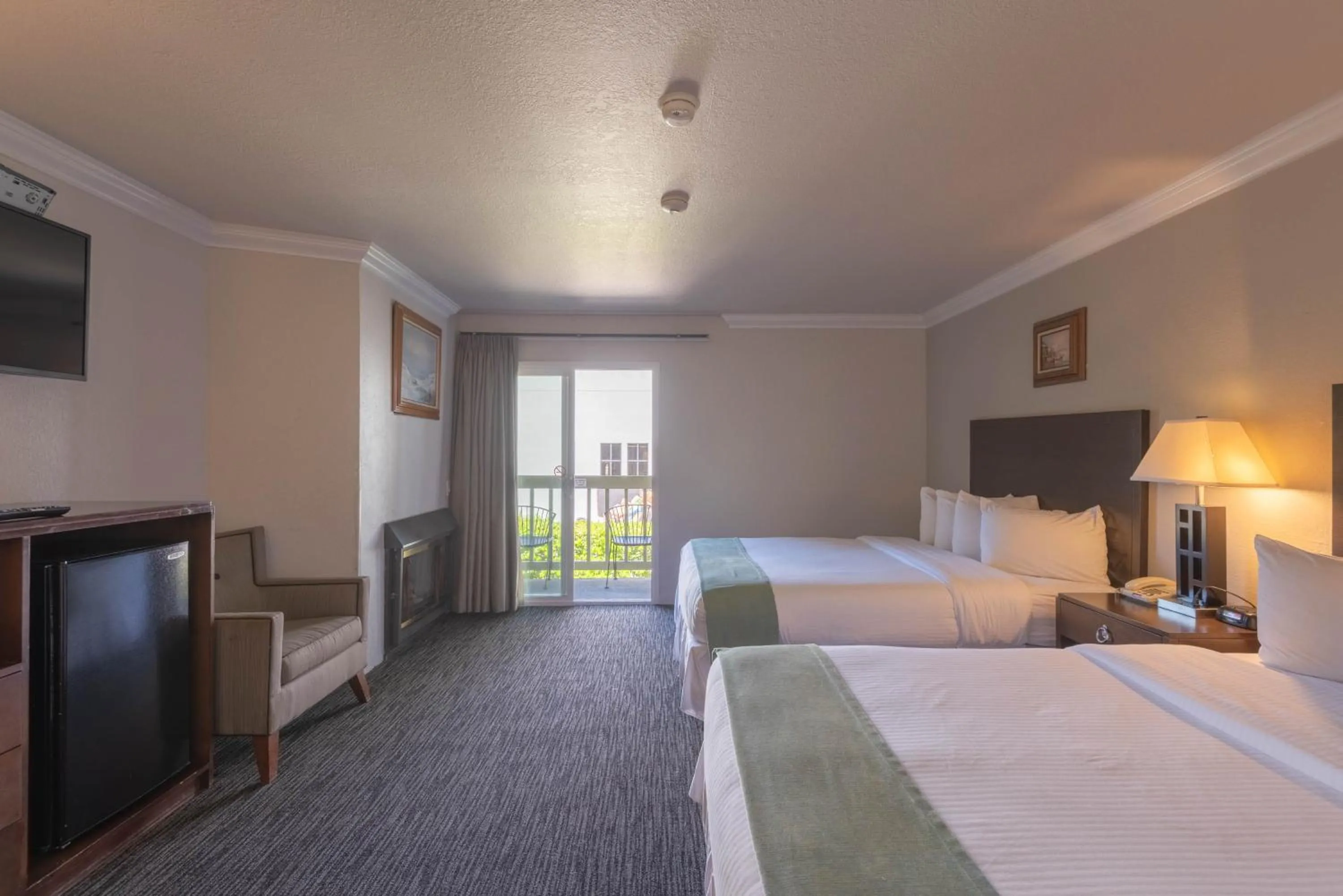 Photo of the whole room, Bed in Cannery Row Inn