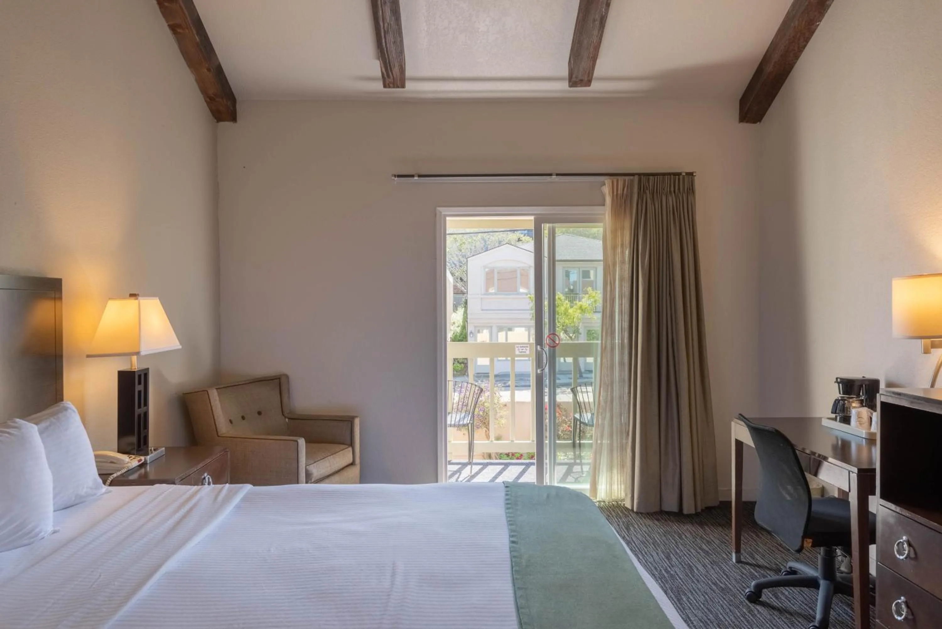 Photo of the whole room, Bed in Cannery Row Inn